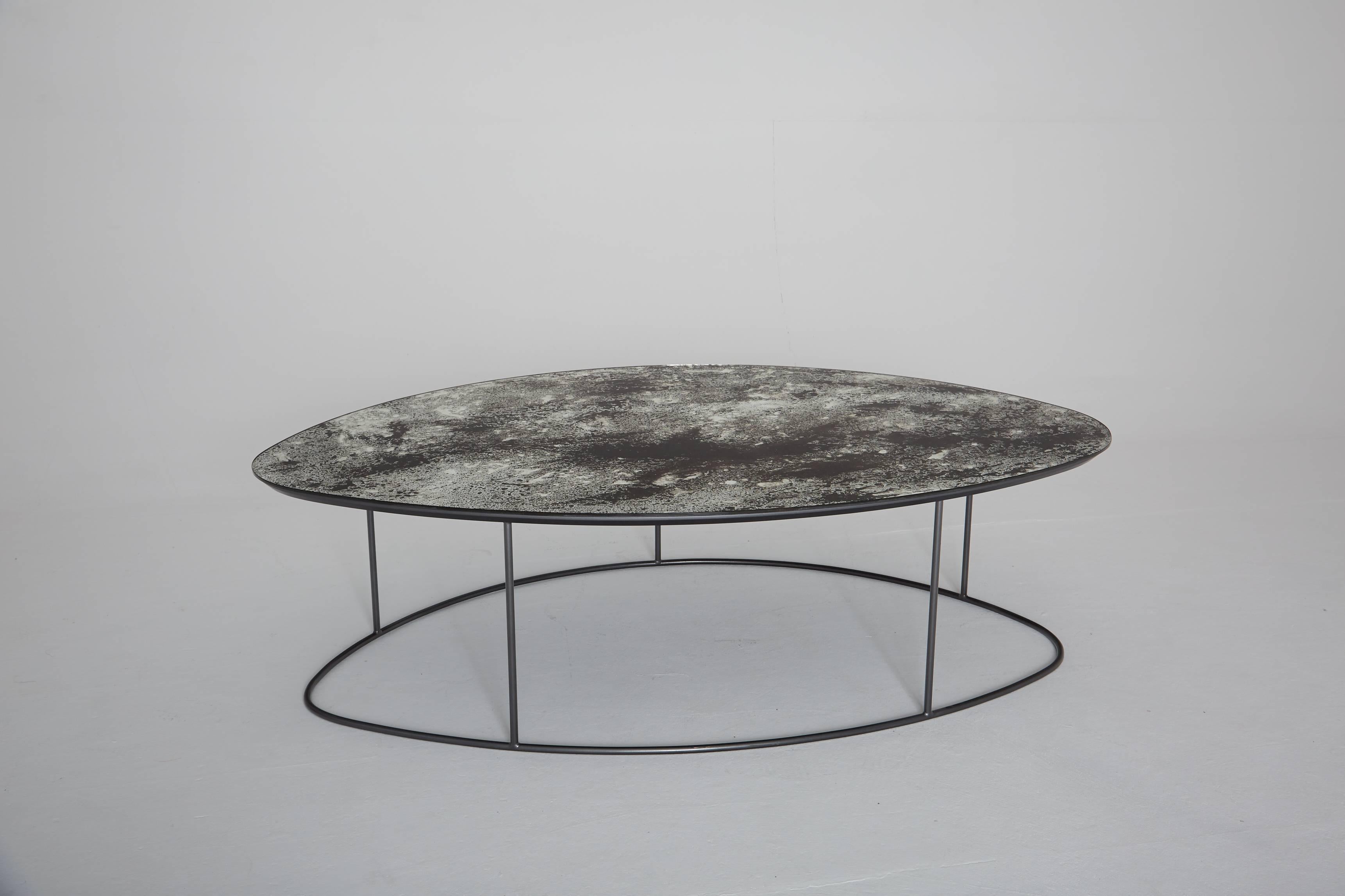 Table basse en galets de lune ocre, verre mercuré et acier, excellent état 7