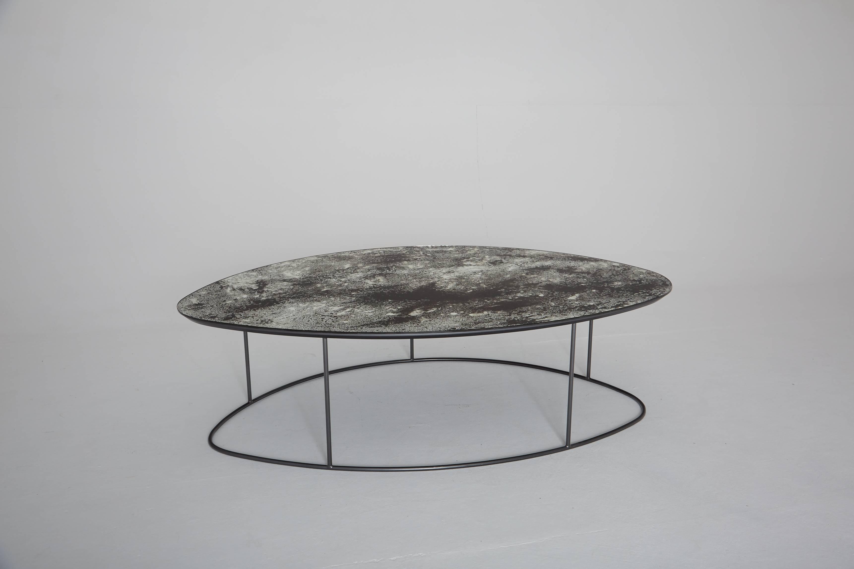 Table basse en galets de lune ocre, verre mercuré et acier, excellent état 8
