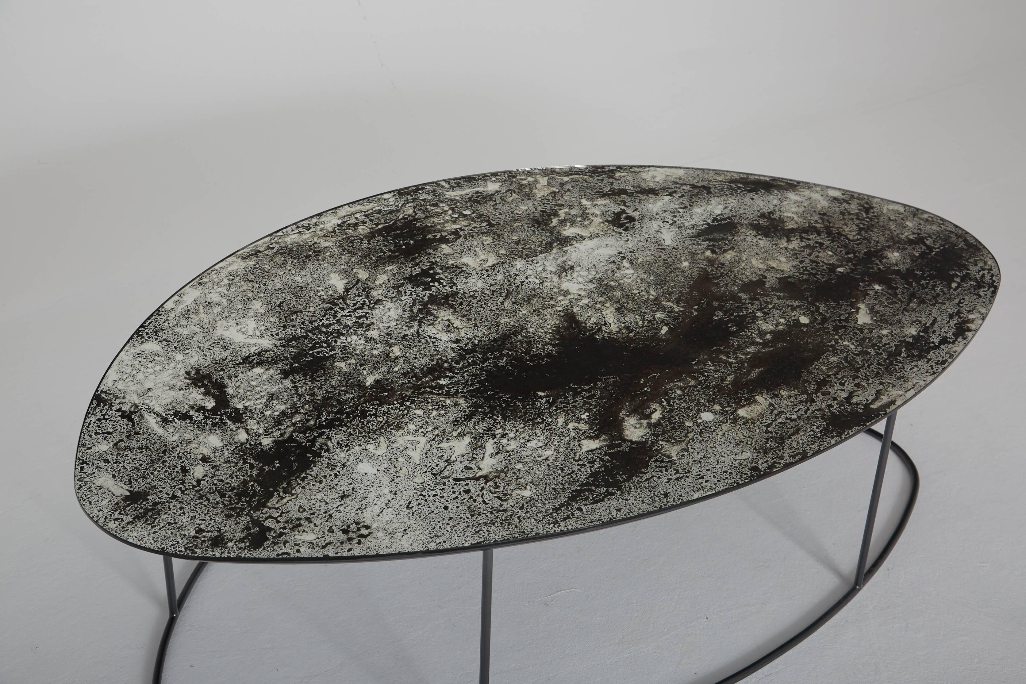 Table basse en galets de lune ocre, verre mercuré et acier, excellent état 9