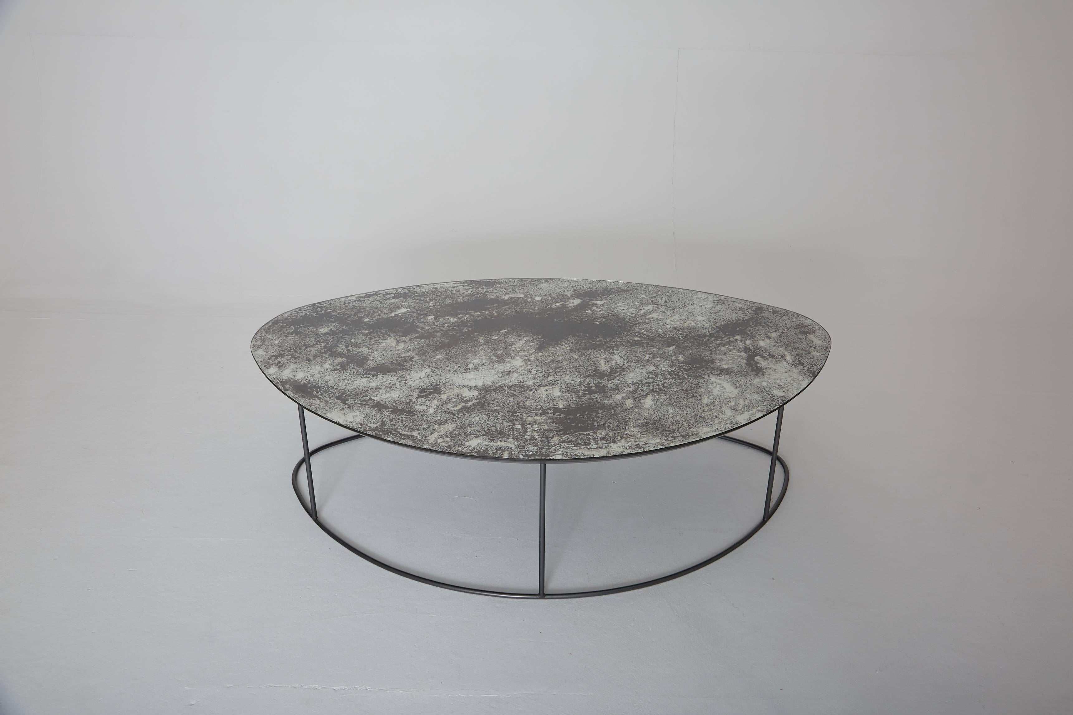 Une table basse en galets de lune ocre, excellent état. Plateau en verre au mercure terni à la main et base en acier. Mesures : Taille moyenne : longueur 140cm.   Expédition dans le monde entier.    



