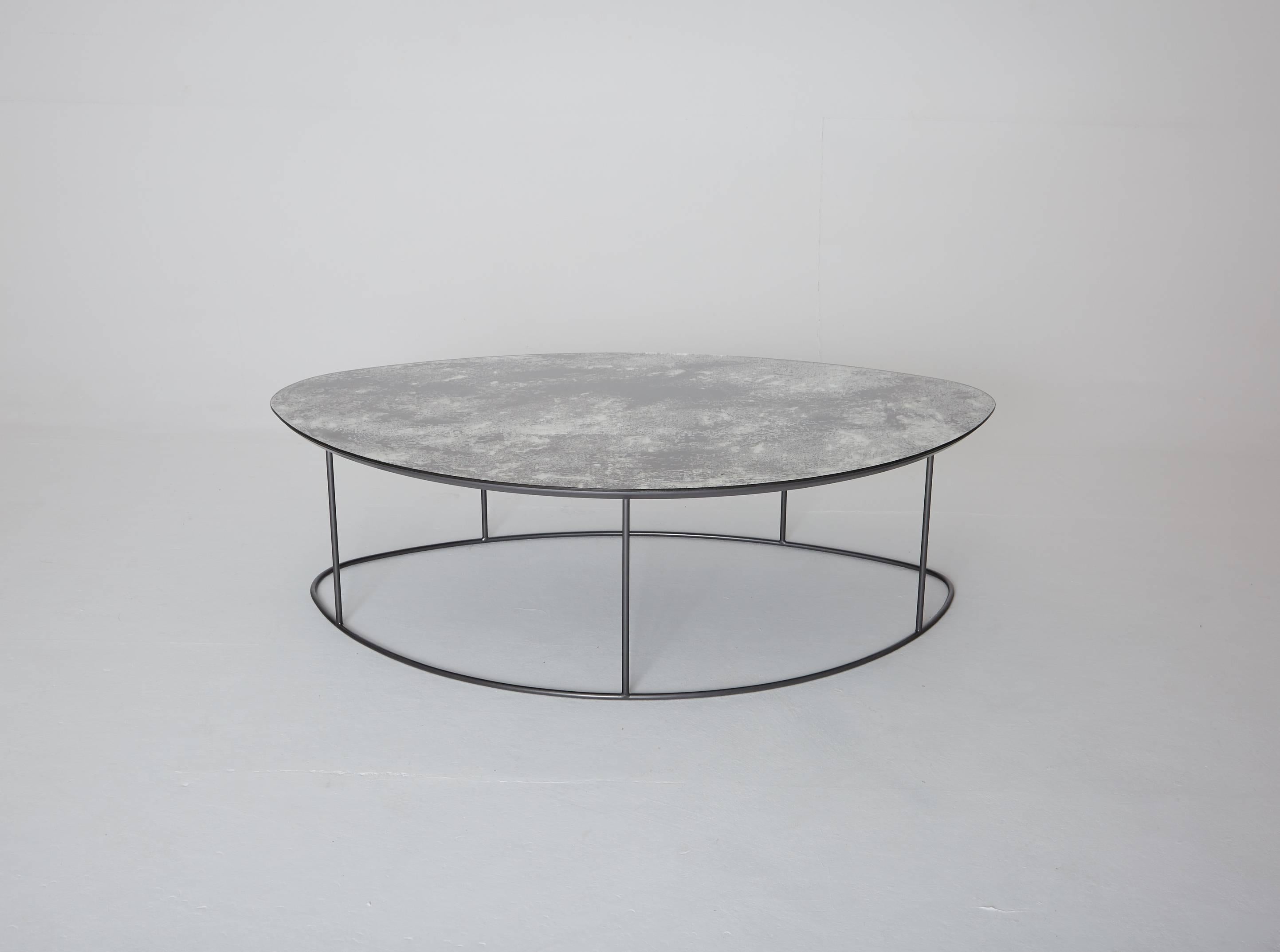 Table basse en galets de lune ocre, verre mercuré et acier, excellent état 1