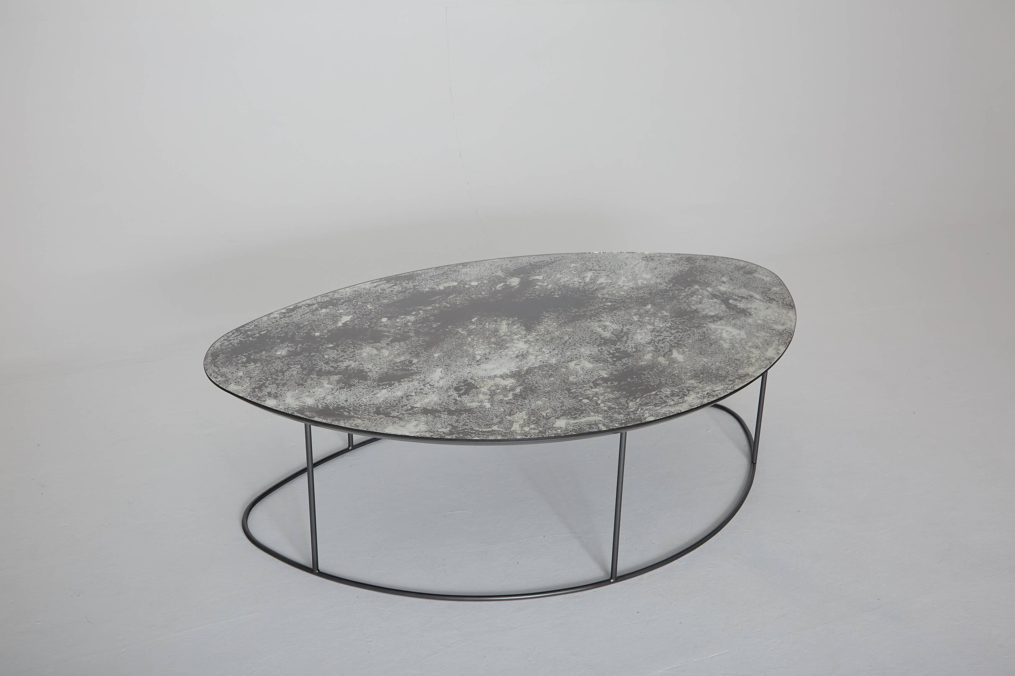 Table basse en galets de lune ocre, verre mercuré et acier, excellent état 2