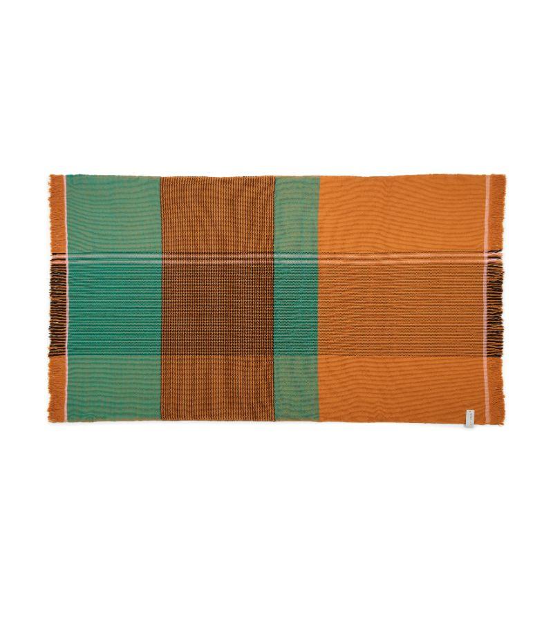 Ruana a quadri ocra di Sebastian Herkner
Materiali: 100% lana vergine naturale. 
Tecnica: Tessuto a mano in Colombia. 
Dimensioni: L. 200 x H. 120 cm 
Disponibile nei colori: giallo/grigio/blu, blu/nero/giallo, ocra/verde/rosa. 

La coperta Ruana è