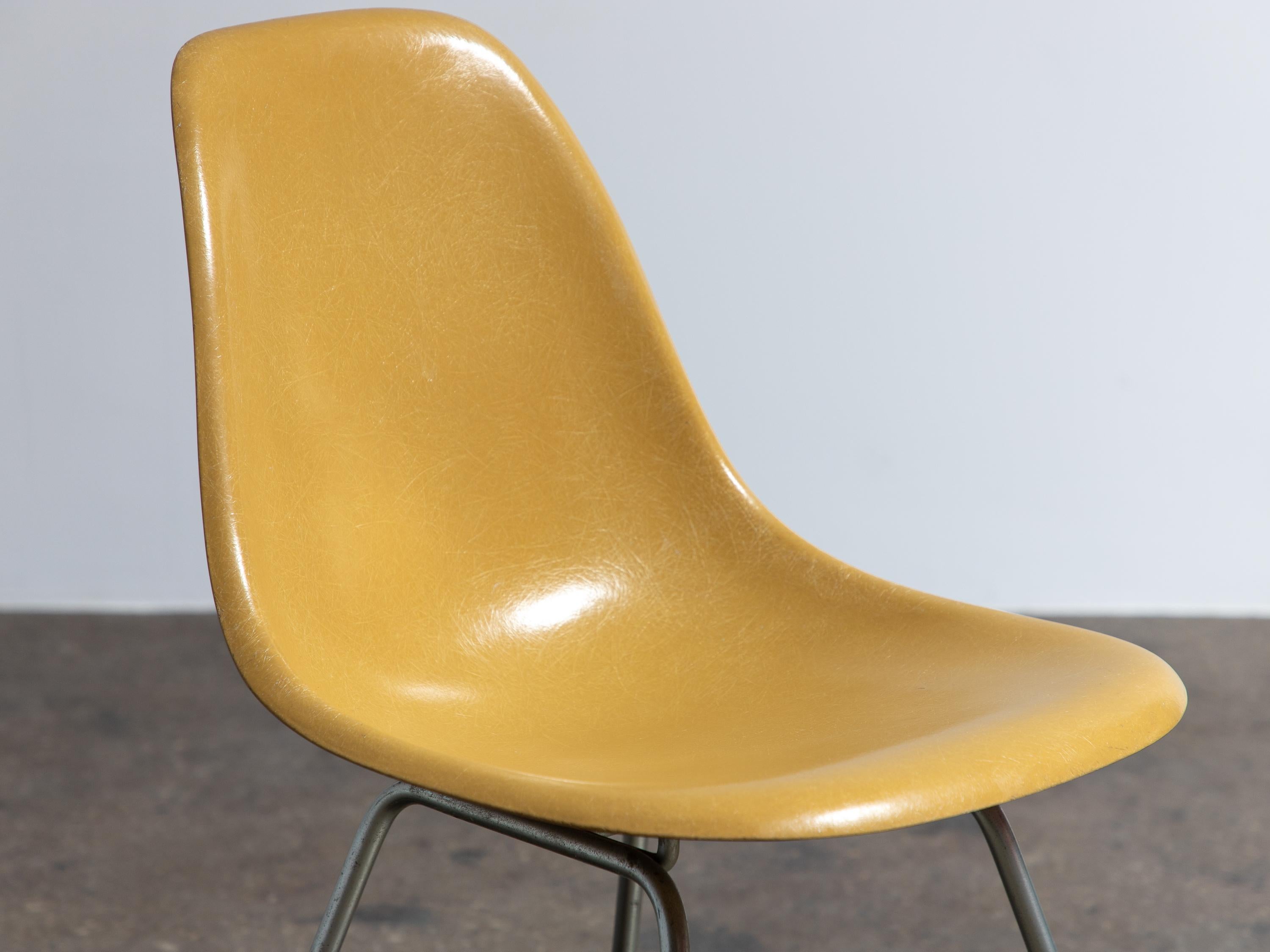 Mid-Century Modern Eames pour Herman Miller chaises coquillage en fibre de verre jaune ocre vintage des années 1960 en vente
