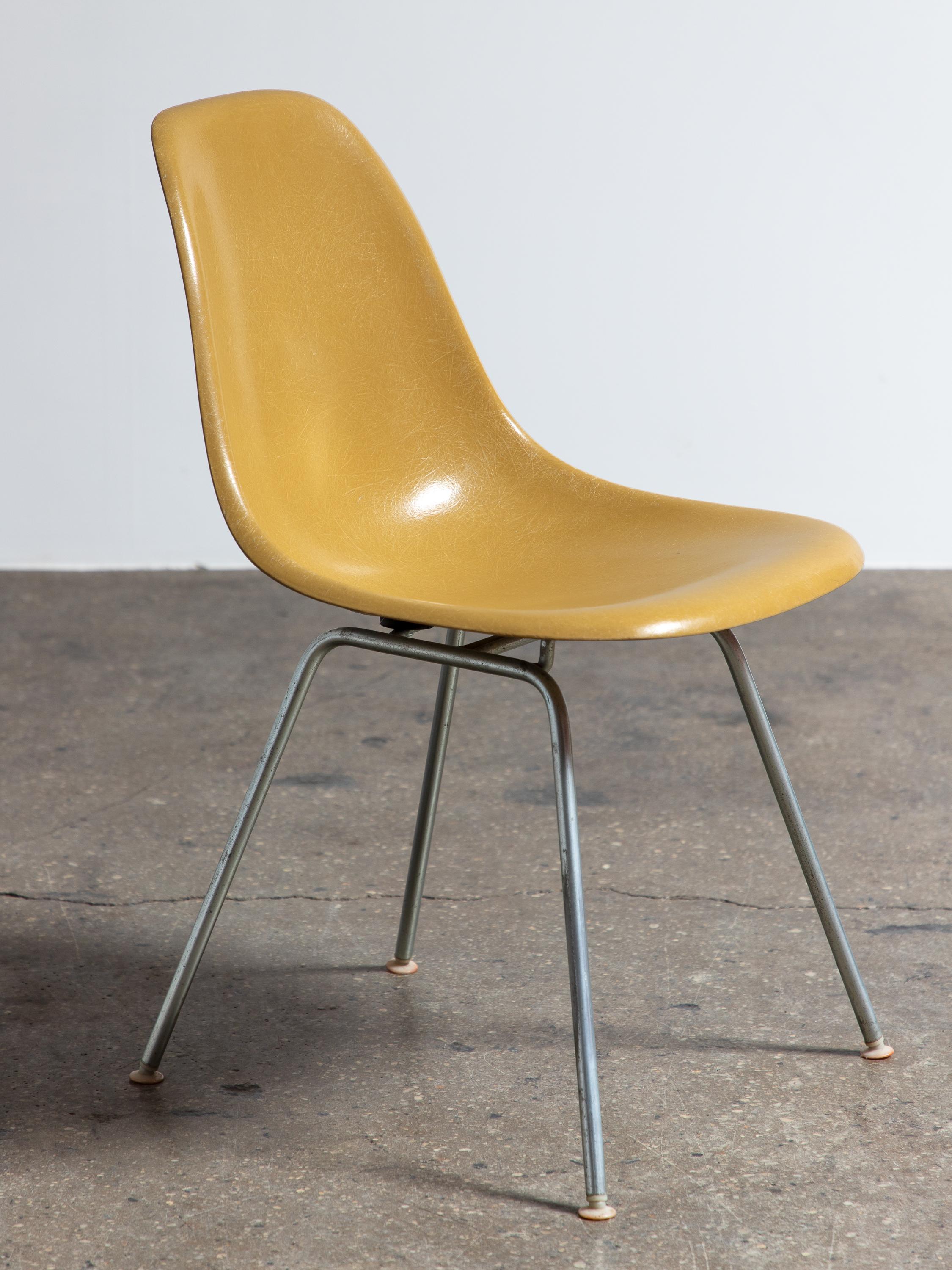 Américain Eames pour Herman Miller chaises coquillage en fibre de verre jaune ocre vintage des années 1960 en vente