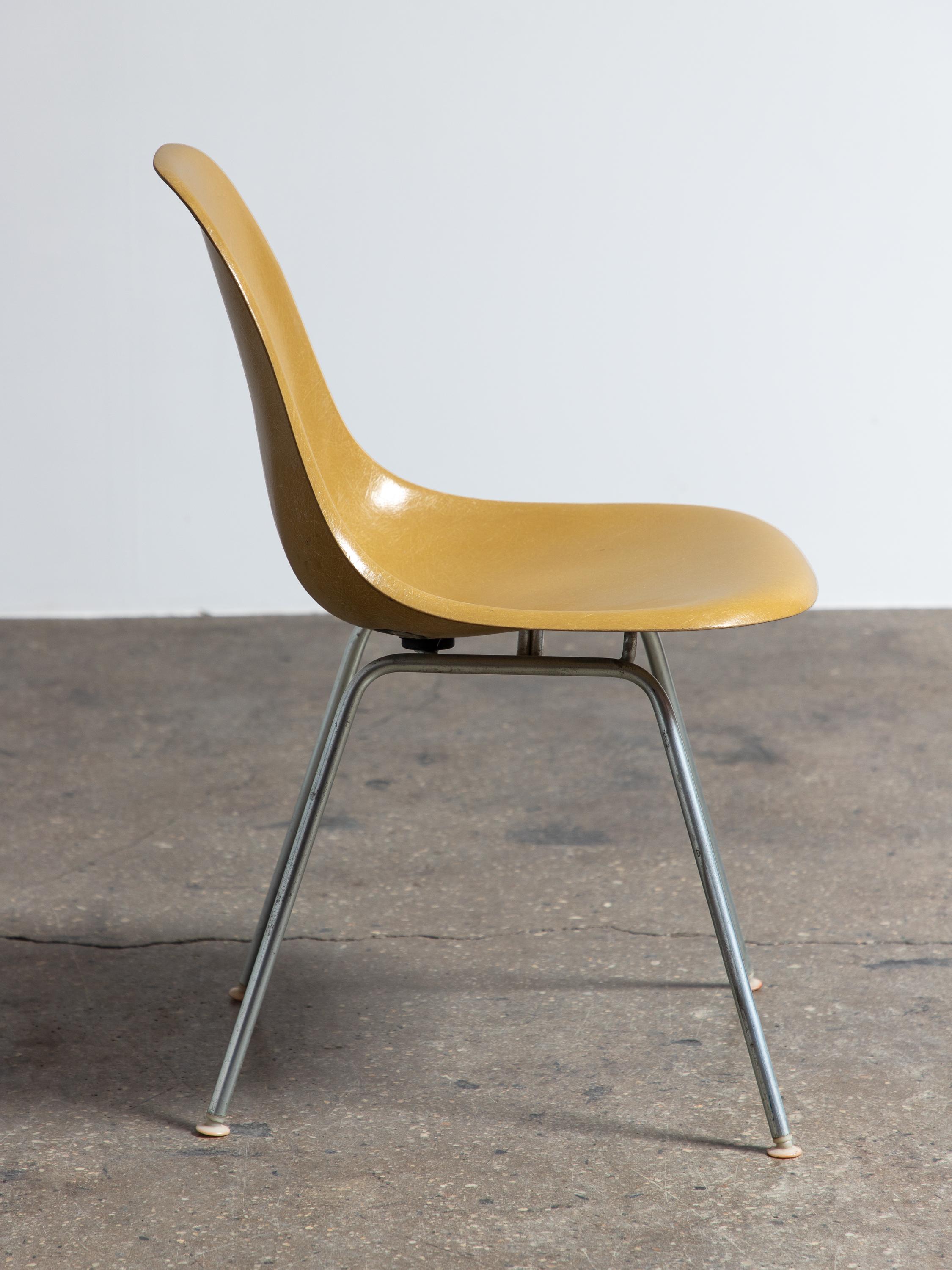 Moulé Eames pour Herman Miller chaises coquillage en fibre de verre jaune ocre vintage des années 1960 en vente