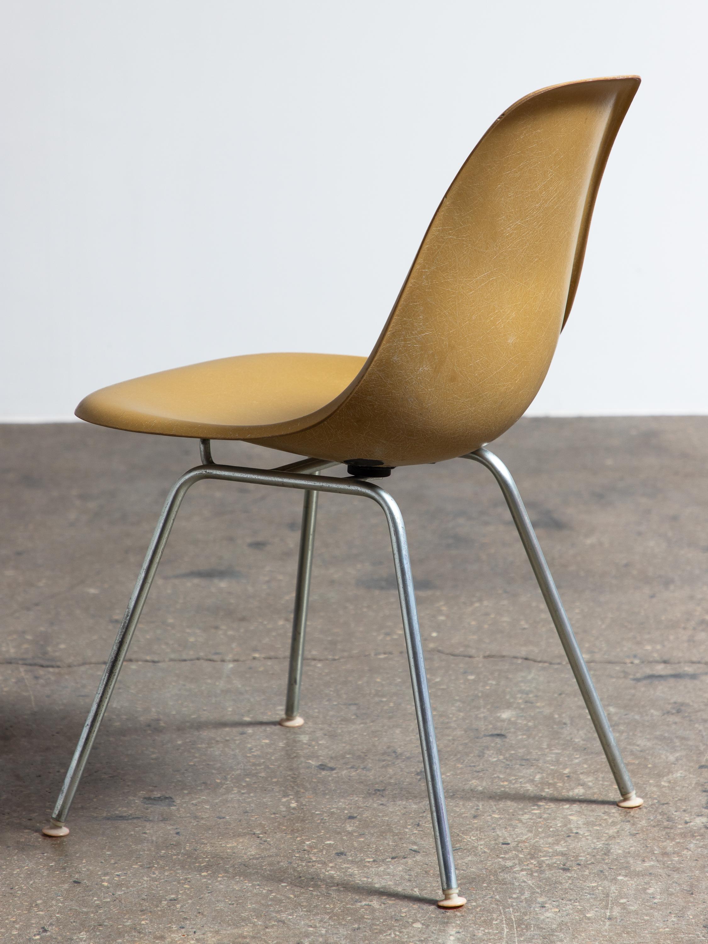 Eames pour Herman Miller chaises coquillage en fibre de verre jaune ocre vintage des années 1960 Bon état - En vente à Brooklyn, NY