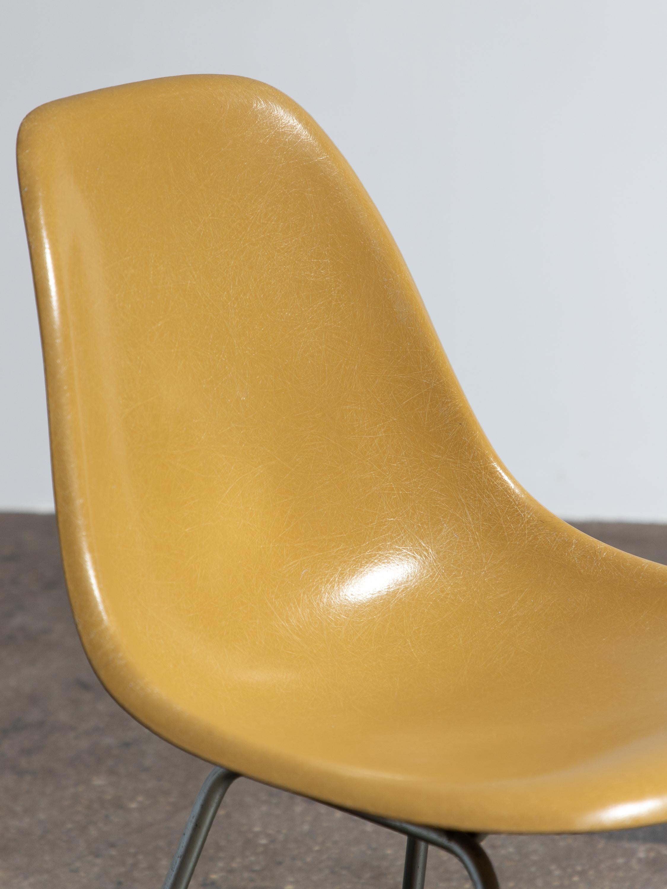 Milieu du XXe siècle Eames pour Herman Miller chaises coquillage en fibre de verre jaune ocre vintage des années 1960 en vente