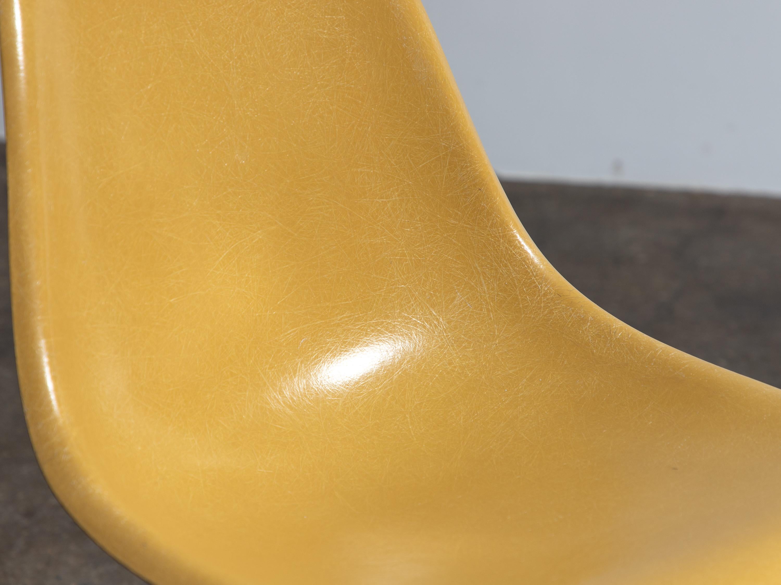 Fibre de verre Eames pour Herman Miller chaises coquillage en fibre de verre jaune ocre vintage des années 1960 en vente