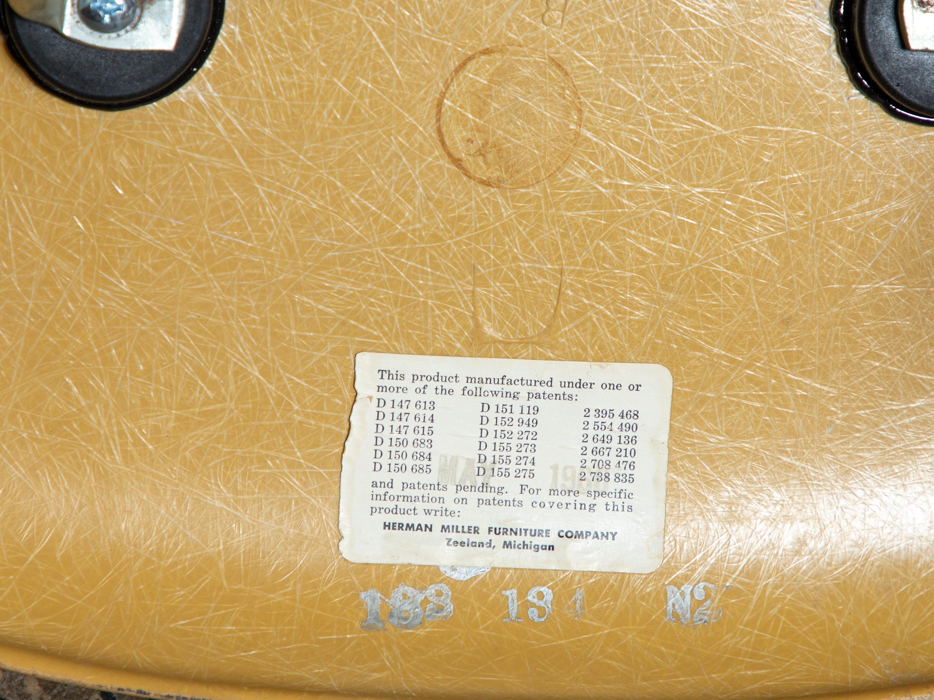 Eames pour Herman Miller chaises coquillage en fibre de verre jaune ocre vintage des années 1960 en vente 1