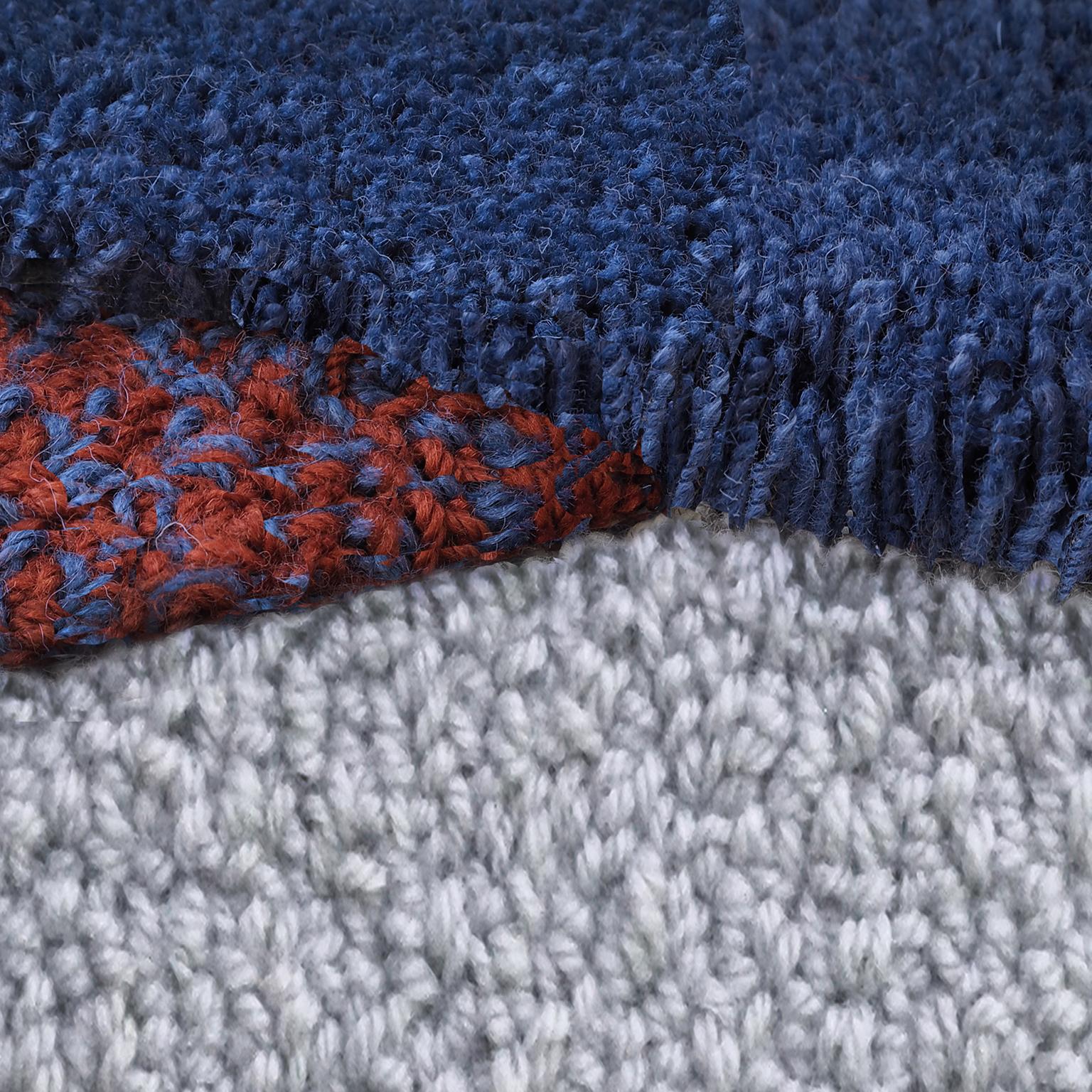 tapis 100% laine de Nouvelle-Zélande
Conçu par Seraina Lareida 
Fabriqué en Italie

Oci Right est l'une des formes de tapis de la ligne facilement adaptable à tout type d'espace.
En marchant dessus, vous pouvez sentir les différentes longueurs