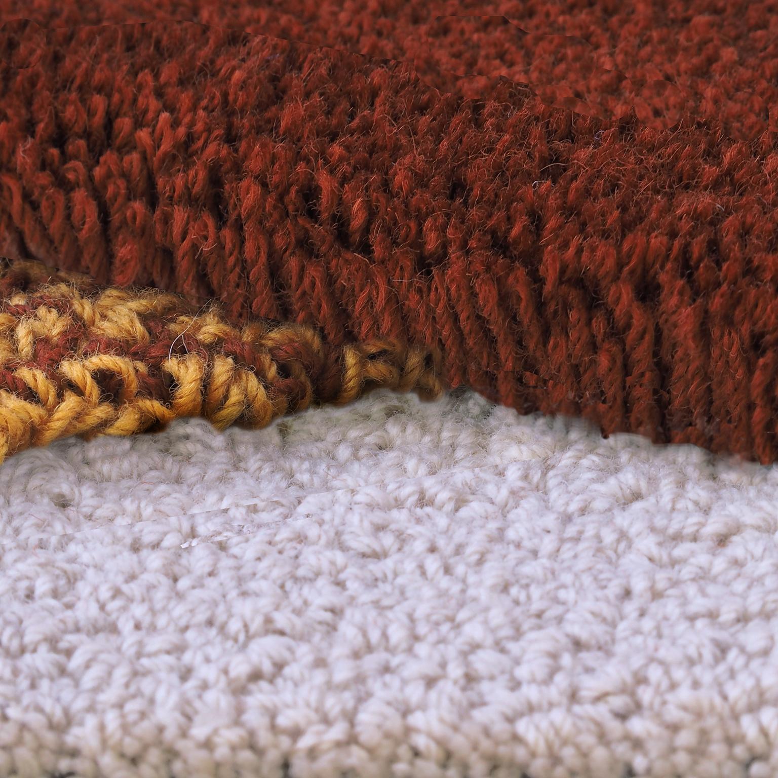 Teppich aus 100% neuseeländischer Wolle
Entworfen von Seraina Lareida 
Hergestellt in Italien

Oci Left ist eine der Teppichformen der Linie, die sich leicht an jede Art von Raum anpassen lässt.
Wenn man weitergeht, spürt man die