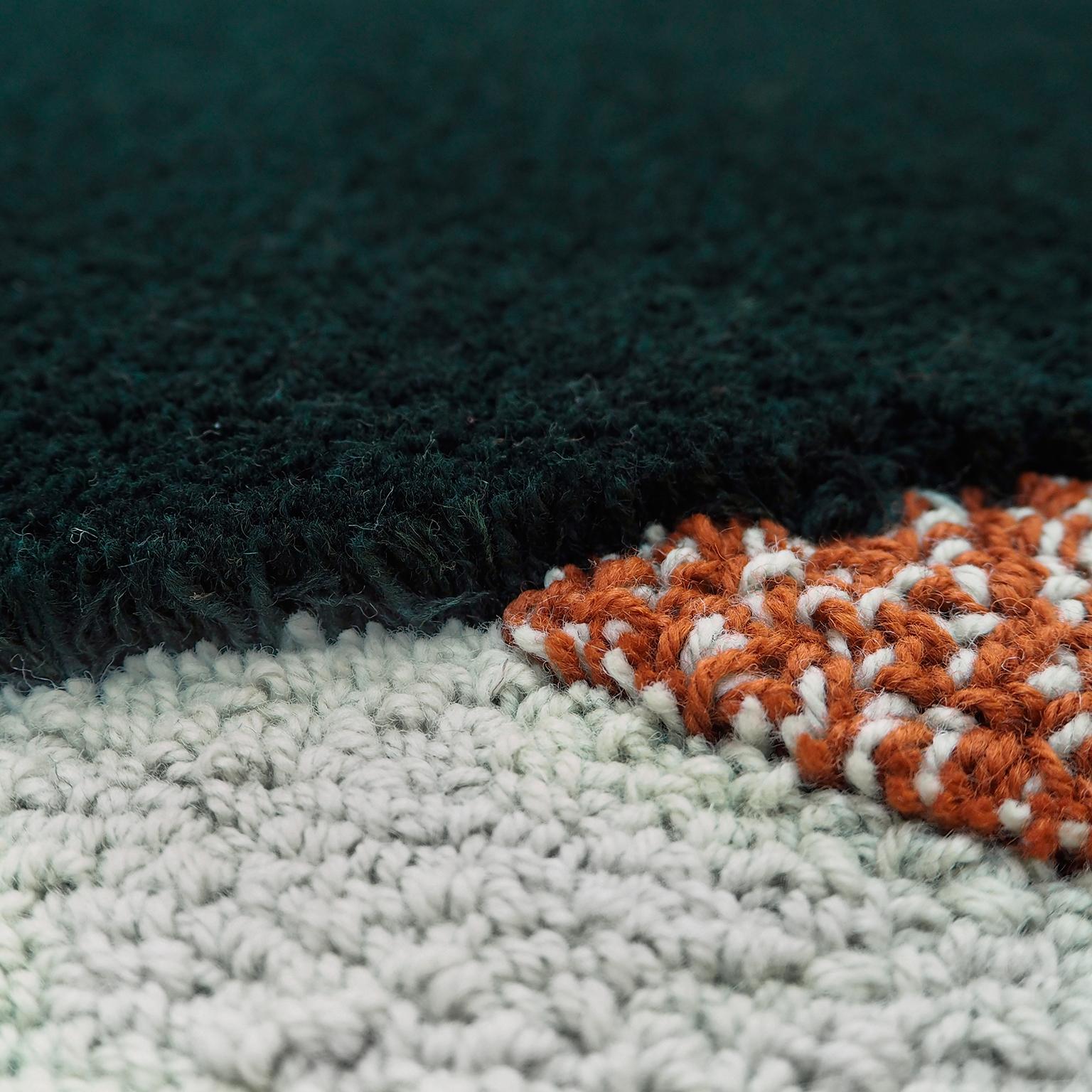 teppich aus 100% neuseeländischer Wolle
Entworfen von Seraina Lareida 
Hergestellt in Italien

Oci Right ist eine der Teppichformen der Linie, die sich leicht an jede Art von Raum anpassen lässt.
Wenn man darauf geht, kann man die