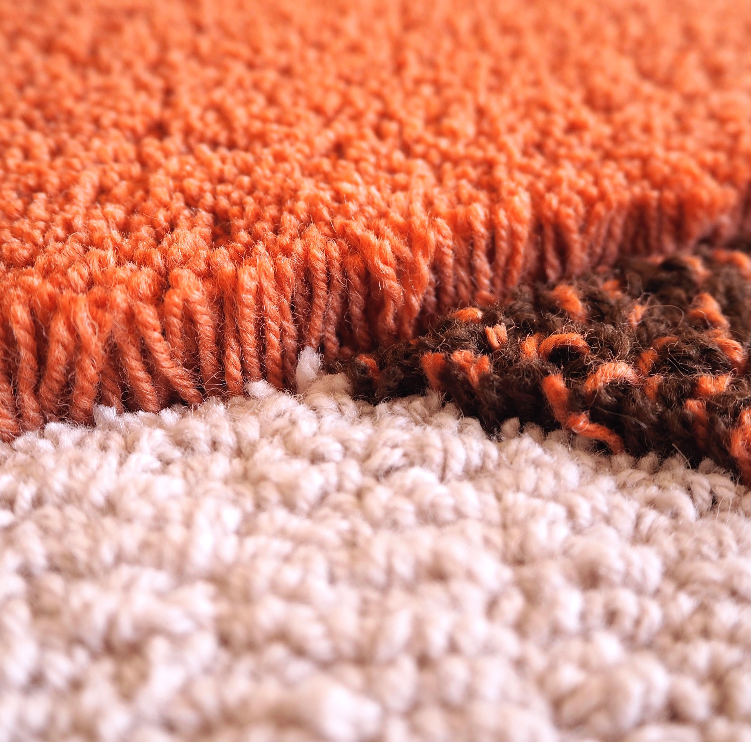 Moderne Tapis OCI S droit, 100 % laine / brique corail rose pastel par Portego en vente