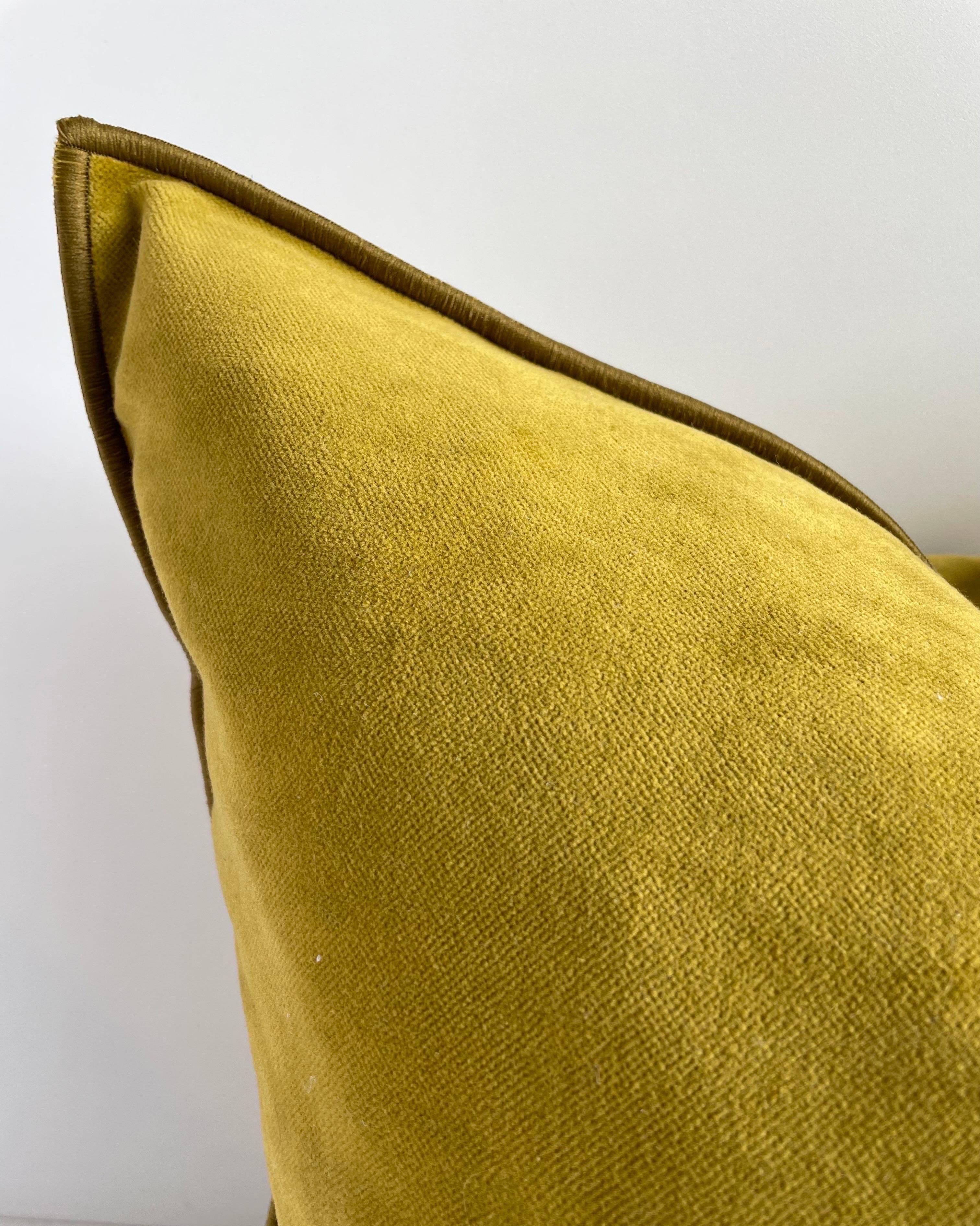 Beautiful rich mustard yellow vintage style velvet pillow with binded edge. Metal zipper closure, and leather pull. 
Custom made in Paris, France. 
Includes insert.
Color: Ocre
Size: 20