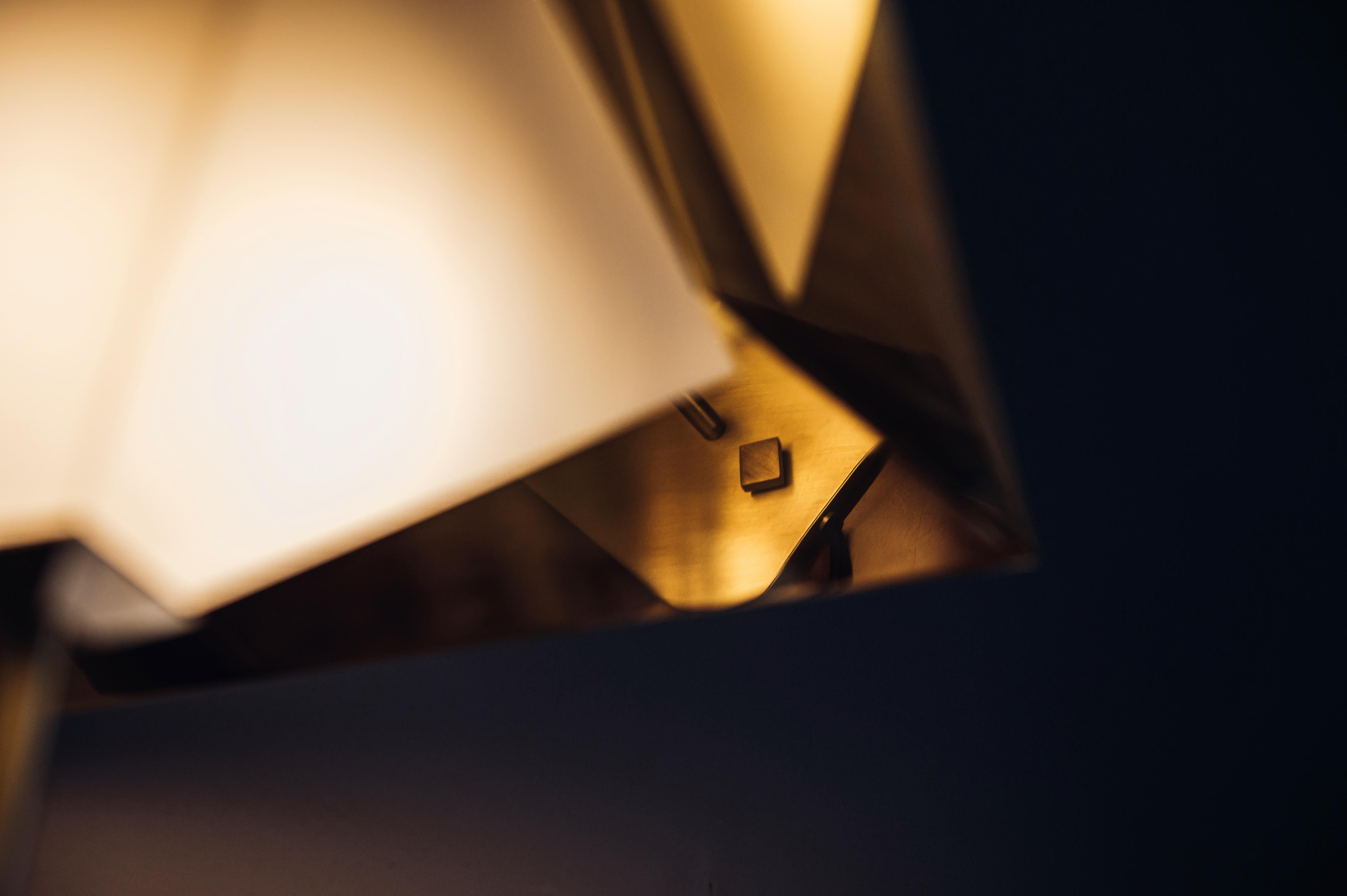 Brossé Lampe de table Octa en laiton de Diaphan Studio, représentée par Tuleste Factory en vente