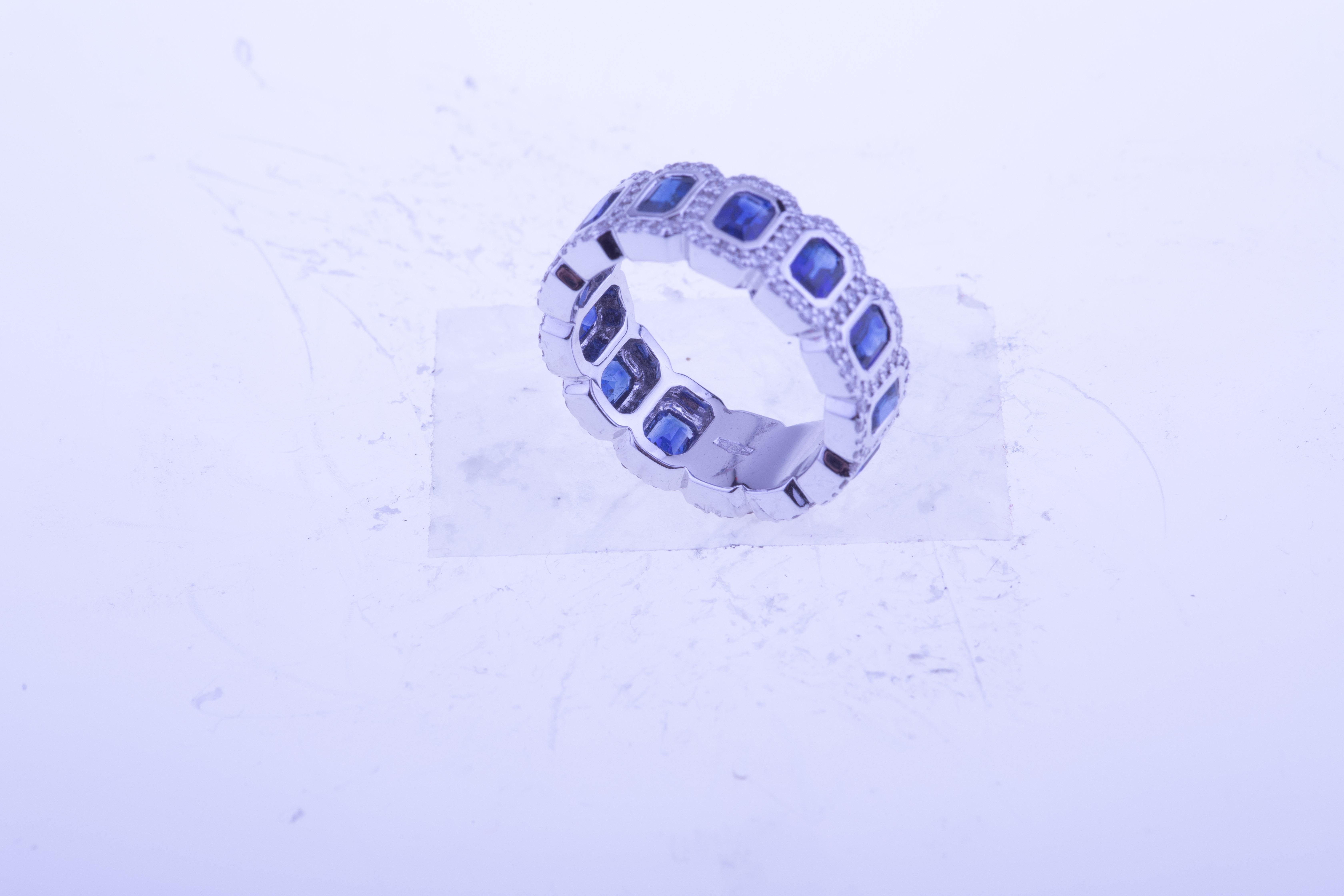 Achteckige blaue Saphire in Weigold mit Diamanten besetzt (Achteckschliff) im Angebot