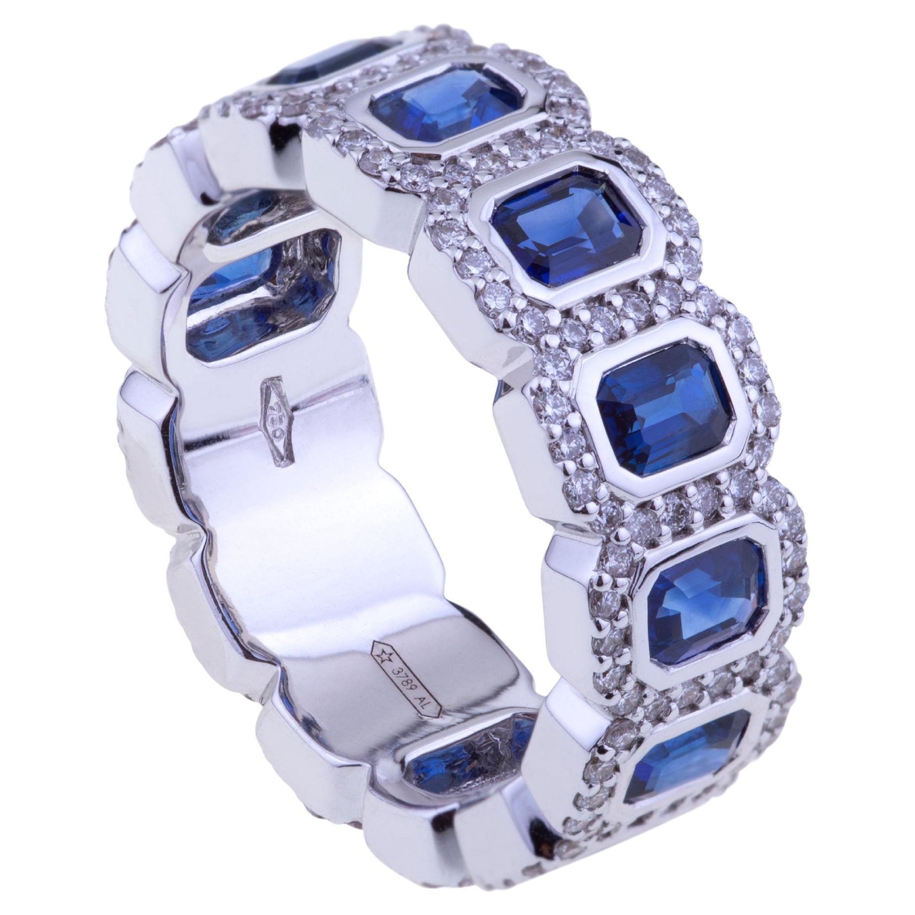 Saphirs bleus octogonaux sertis dans de l'or blanc avec diamants en vente