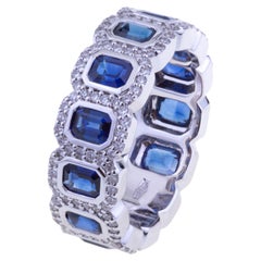 Zaffiri blu ottagonali incastonati in oro bianco con diamanti