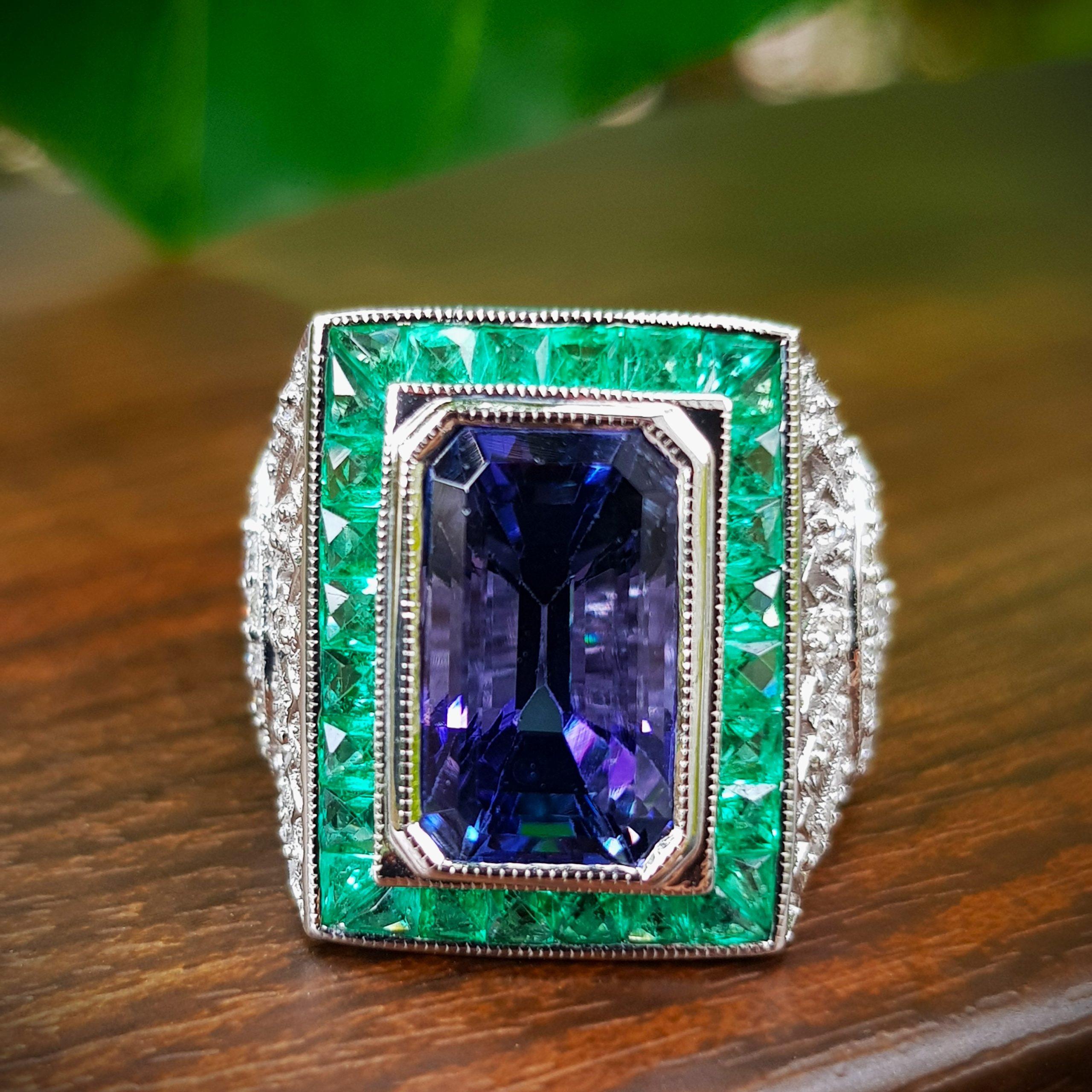 Achteckiger blauer Tansanit & Smaragd und Diamant Ring im Art Deco Stil aus 18K Weißgold Damen im Angebot