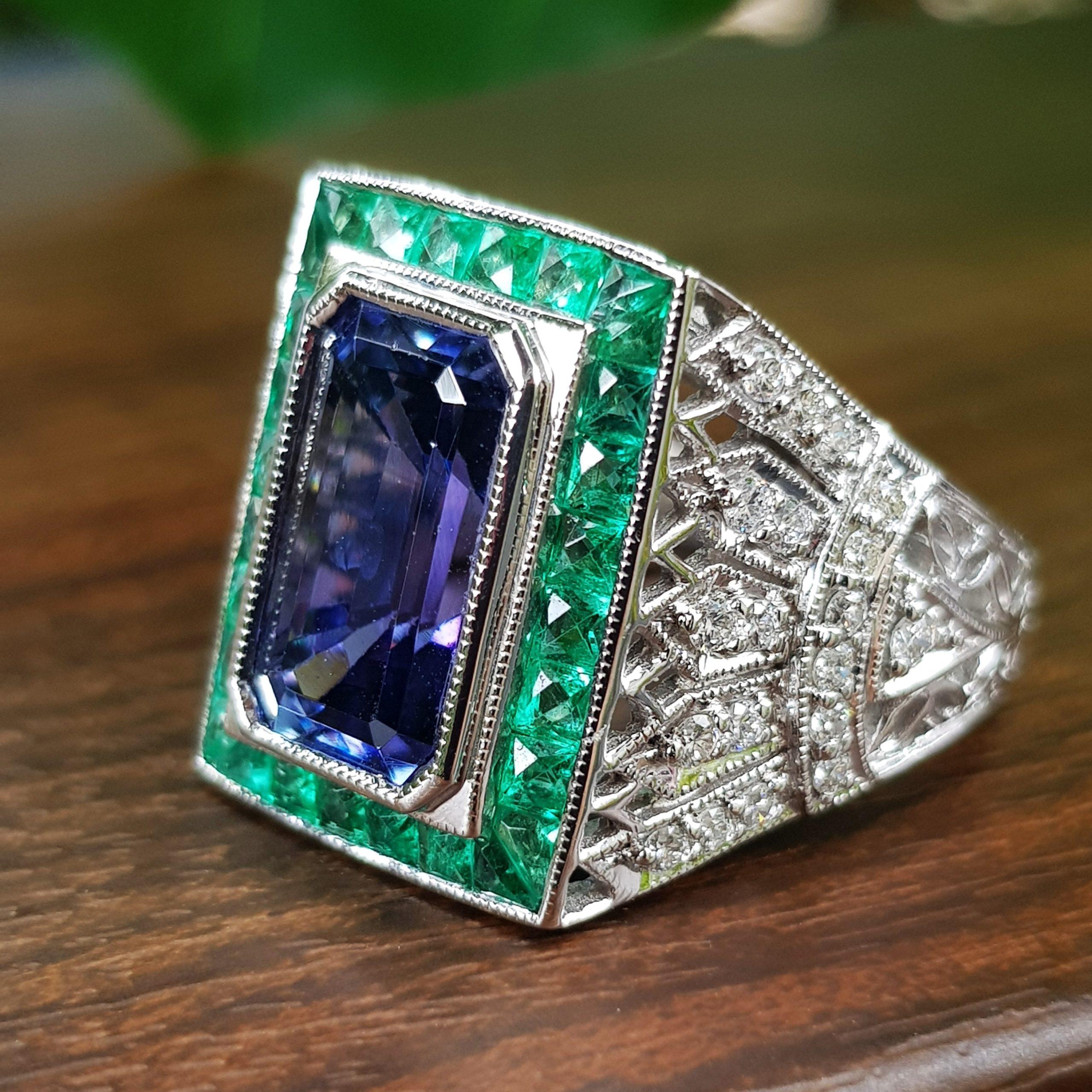 Achteckiger blauer Tansanit & Smaragd und Diamant Ring im Art Deco Stil aus 18K Weißgold im Angebot 1