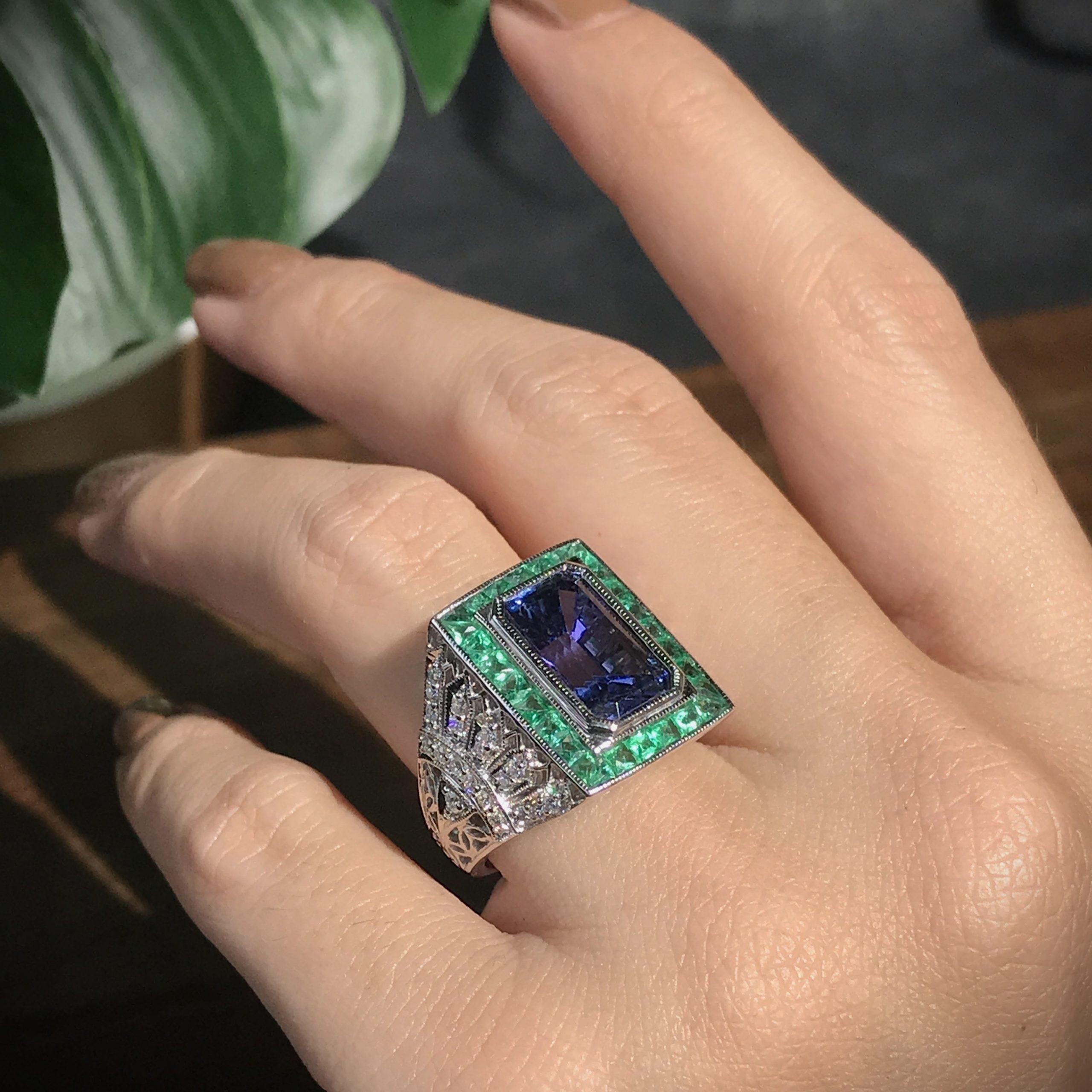 Achteckiger blauer Tansanit & Smaragd und Diamant Ring im Art Deco Stil aus 18K Weißgold im Angebot 2