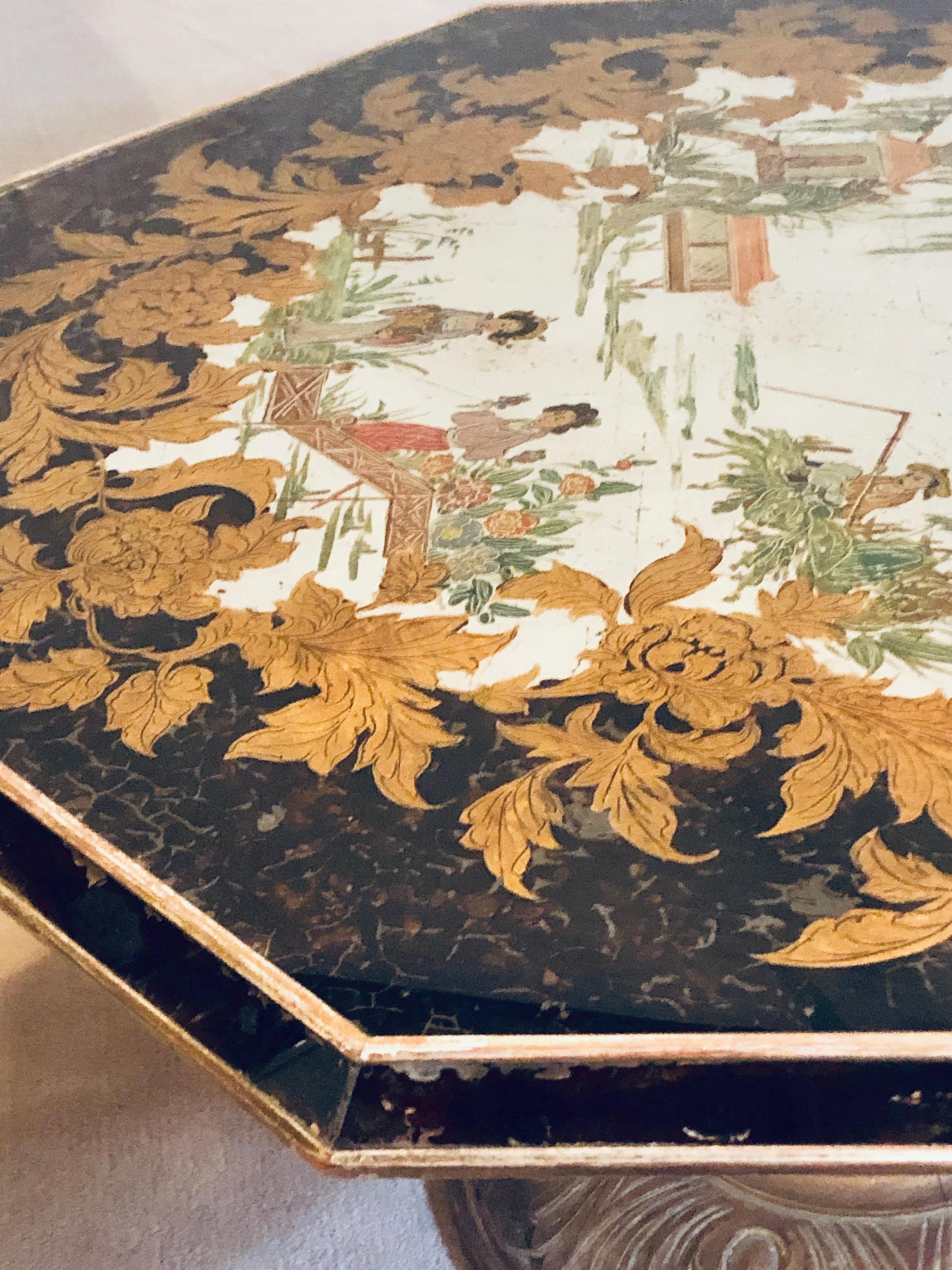 Table basse octogonale décorée de chinoiseries avec plateau en miroir et base en bois sculpté en vente 3