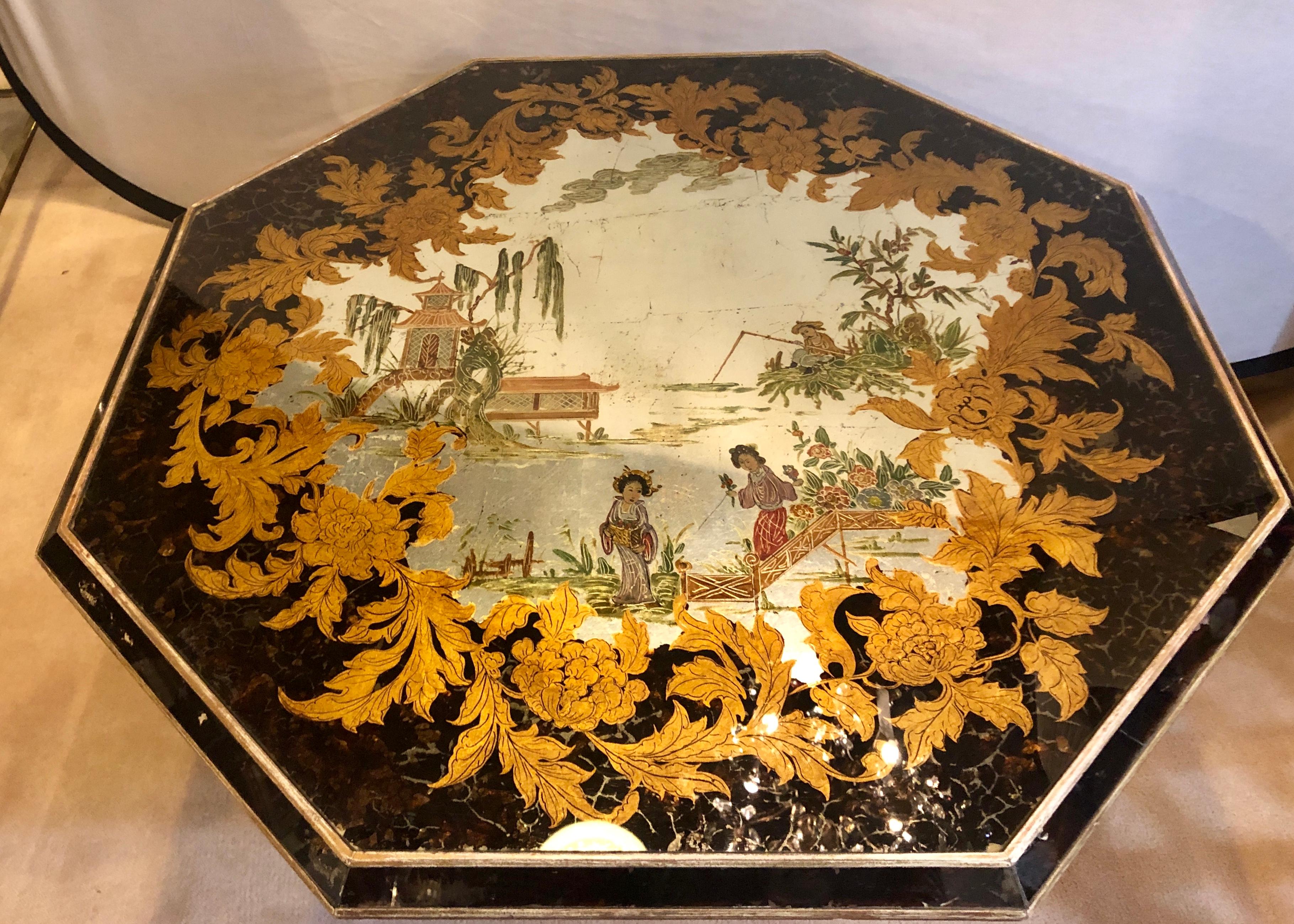 Table basse octogonale décorée de chinoiseries avec plateau en miroir et base en bois sculpté en vente 1