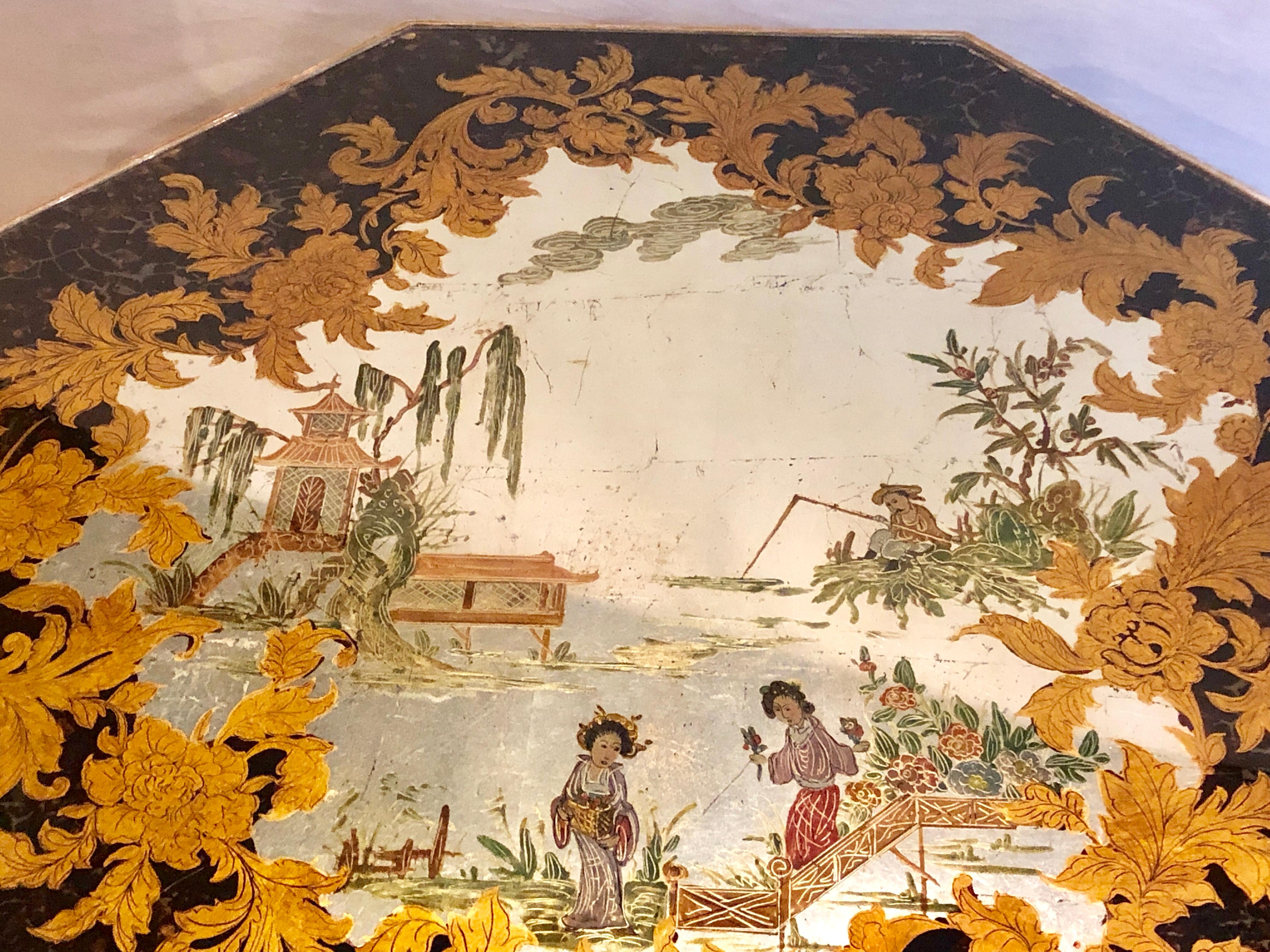 Table basse octogonale décorée de chinoiseries avec plateau en miroir et base en bois sculpté en vente 2
