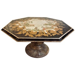 Table basse octogonale décorée de chinoiseries avec plateau en miroir et base en bois sculpté