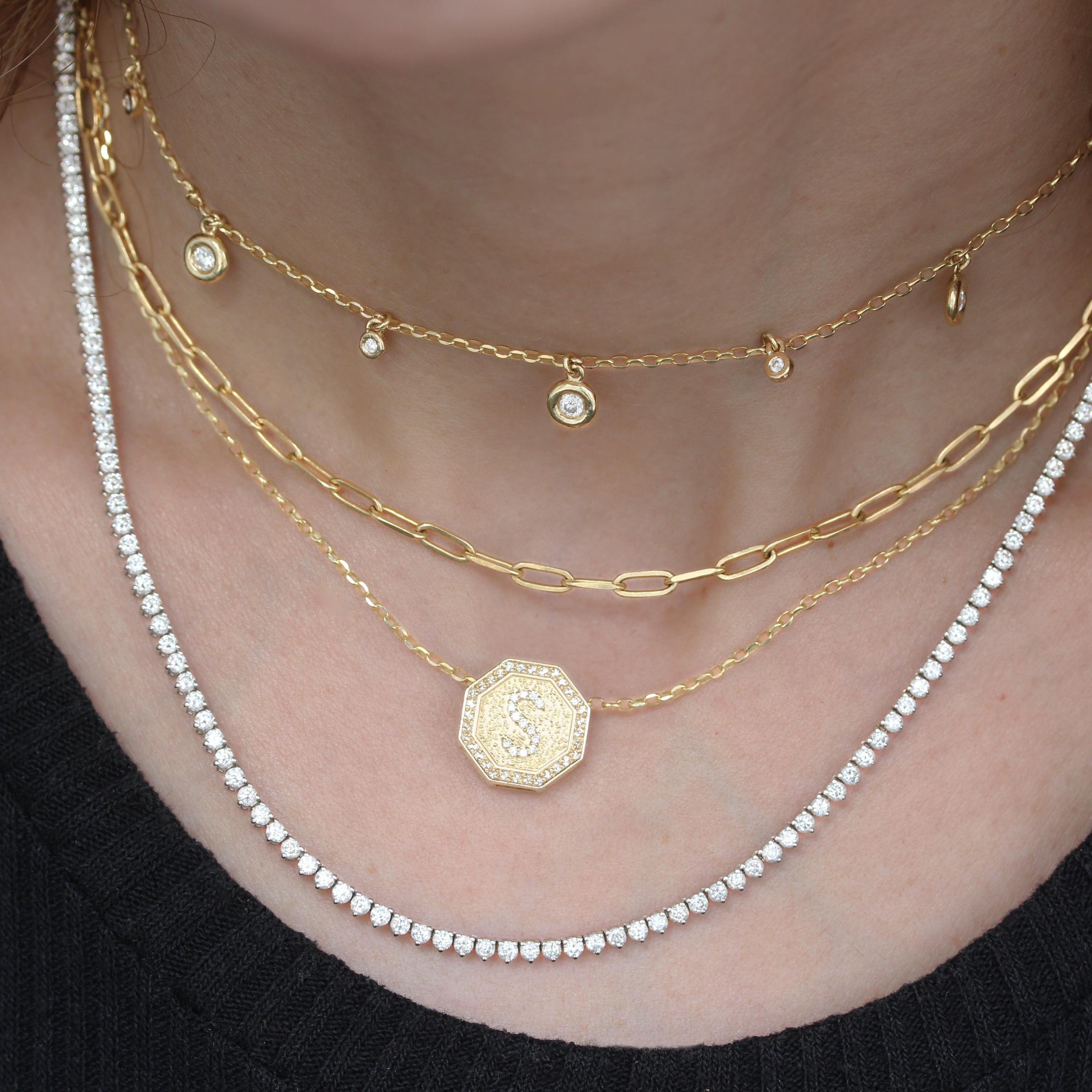 Il ciondolo Octagon Coin Pave Diamond Initial Necklace ha una catena di 42 cm. 

Ci piace questo stile da solo o abbinato ad altre collane.
Il regalo perfetto per le neo-mamme.

D. A. S. T. L.:
♥ Pietra preziosa: Diamante.
♥ TDW: privo di conflitti,