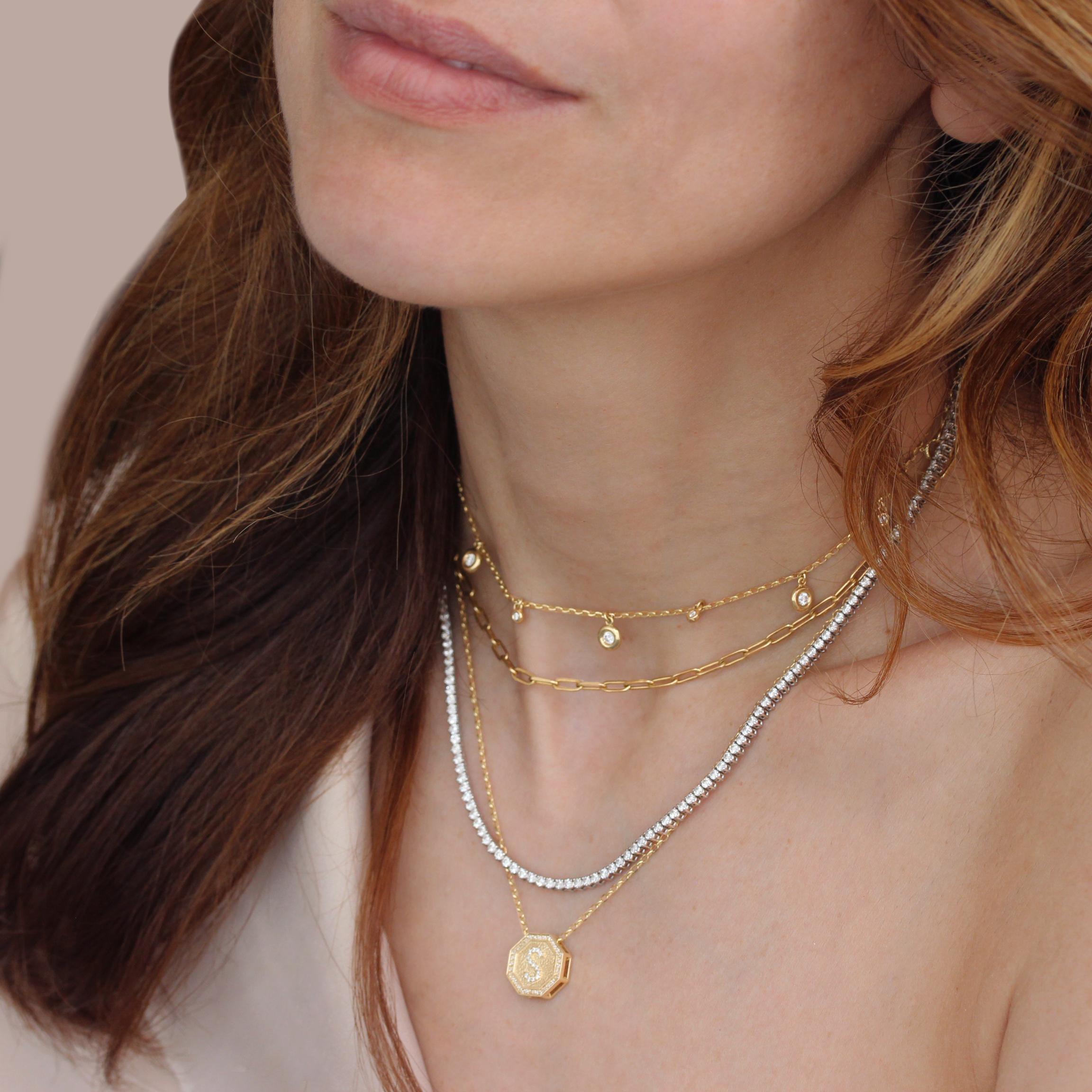 Art Déco Collana con iniziali di monete ottagonali con pavé di diamanti in vendita