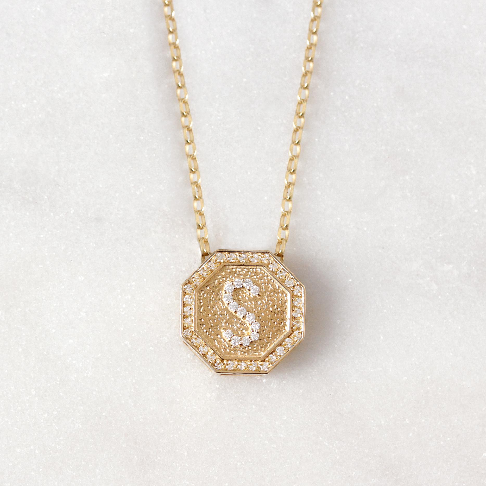 Taglio brillante Collana con iniziali di monete ottagonali con pavé di diamanti in vendita