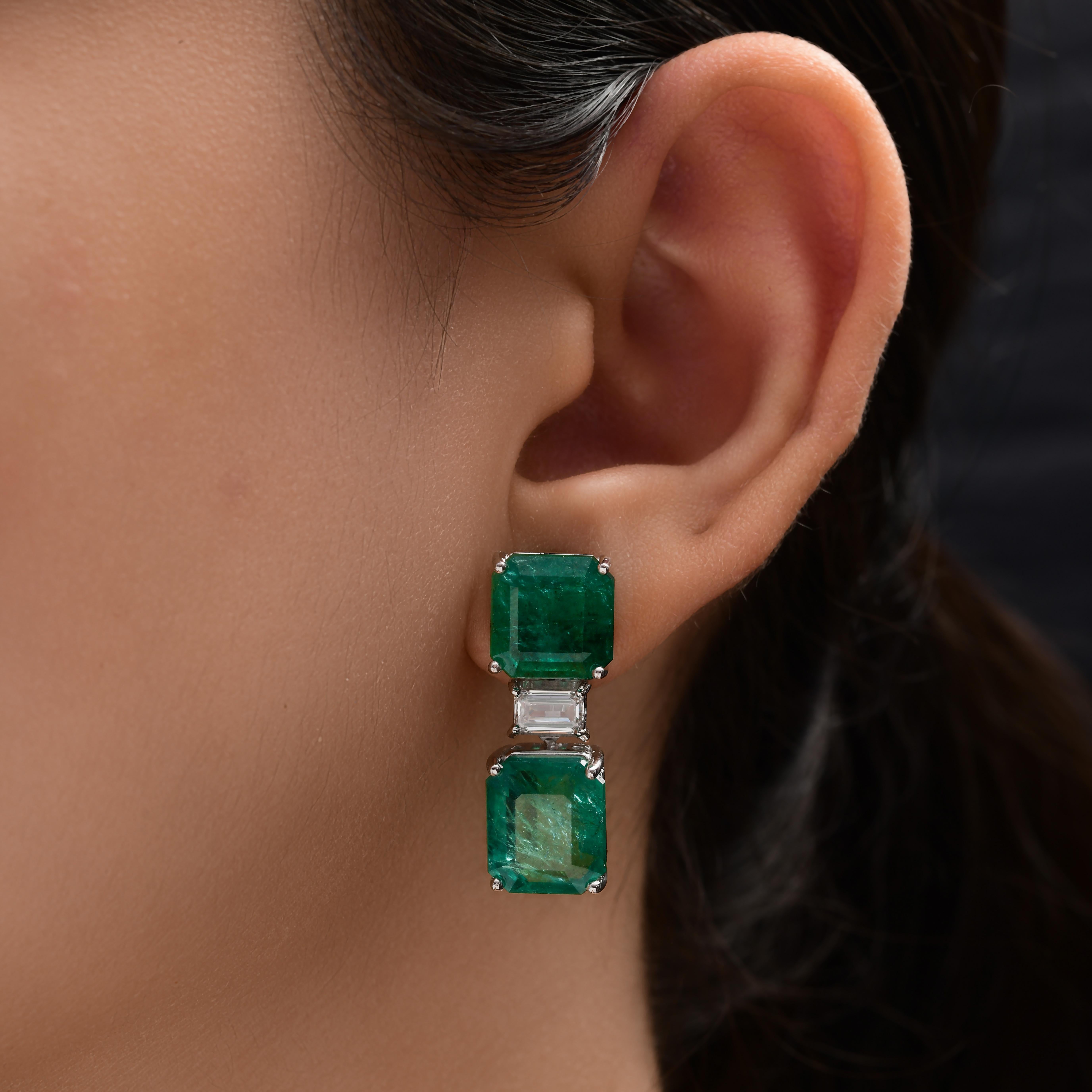Pendientes de gota de diamante esmeralda zambiana talla octágono de 24,5 Tcw y oro blanco de 14 quilates.
Las esmeraldas son símbolos de amor, renacimiento y prosperidad. Procedentes de minas de confianza, cada esmeralda se selecciona a mano por su