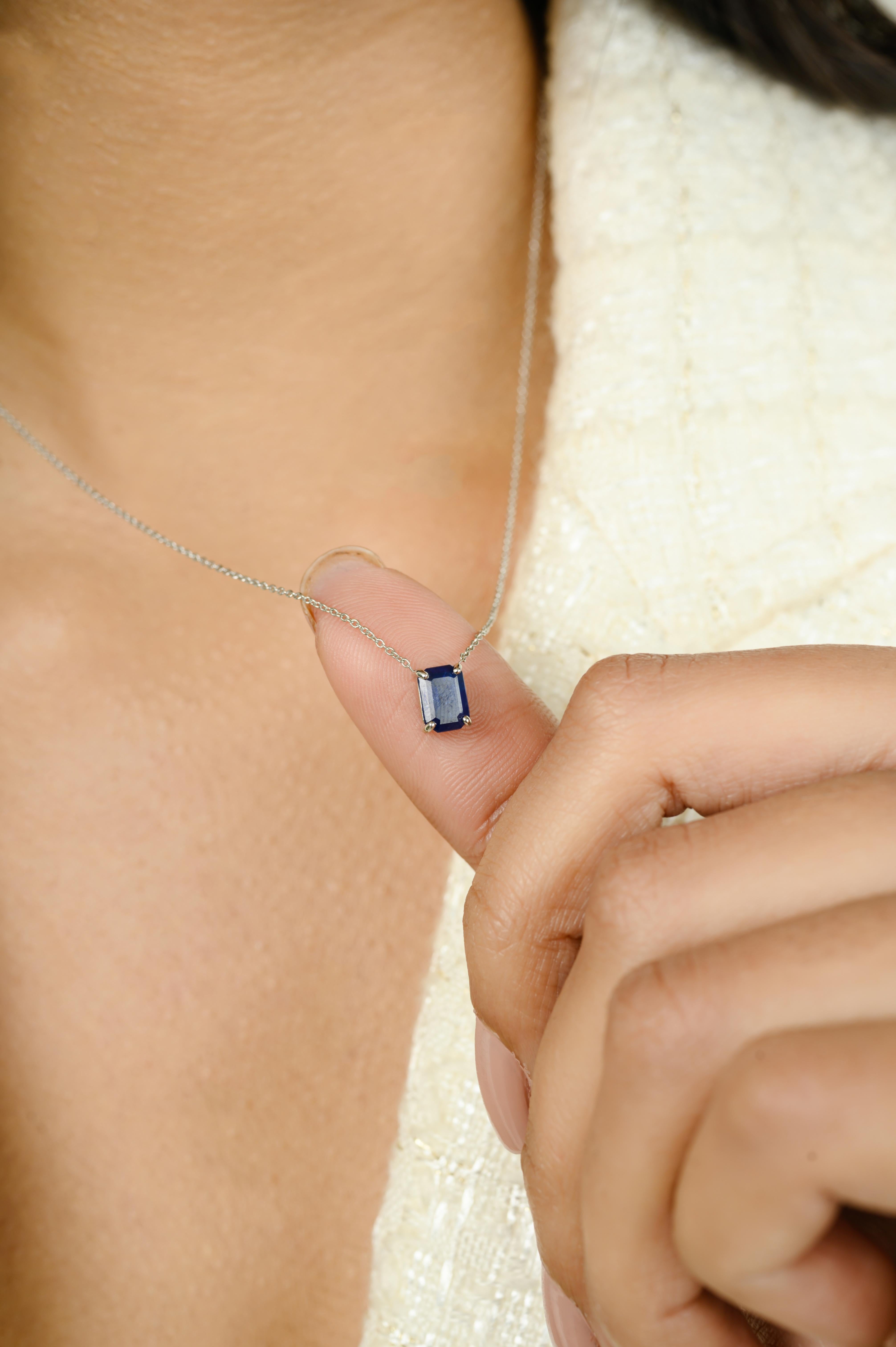 Collier pendentif en or blanc massif 14K serti de saphirs bleus octogonaux de 0,88 carats. Ce superbe bijou rehausse instantanément un look décontracté ou une tenue habillée. 
Le saphir stimule la concentration et réduit le stress.
Conçu avec des