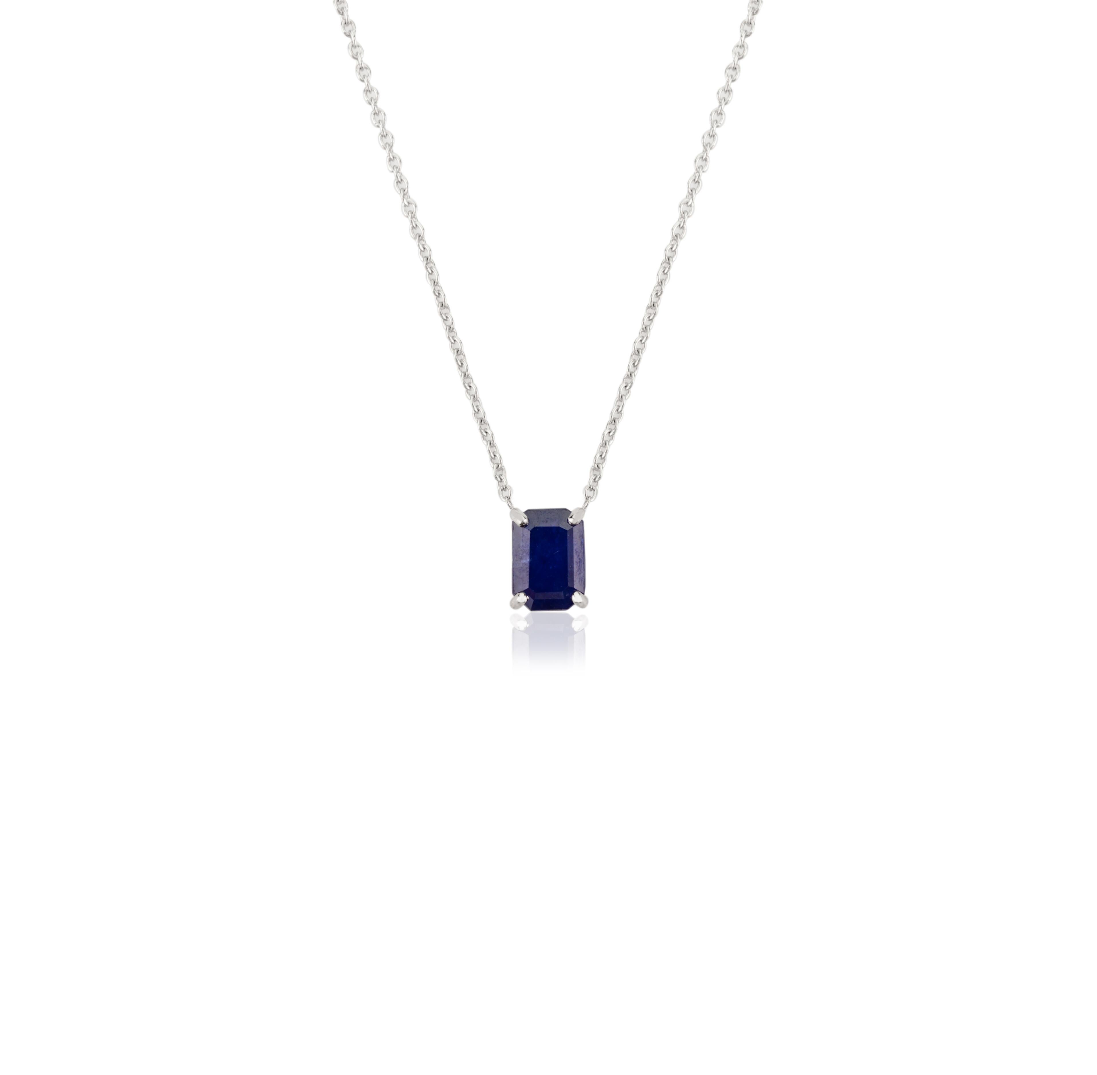 Moderniste Collier pendentif en or blanc massif 14K serti de saphirs bleus taillés en octogone en vente