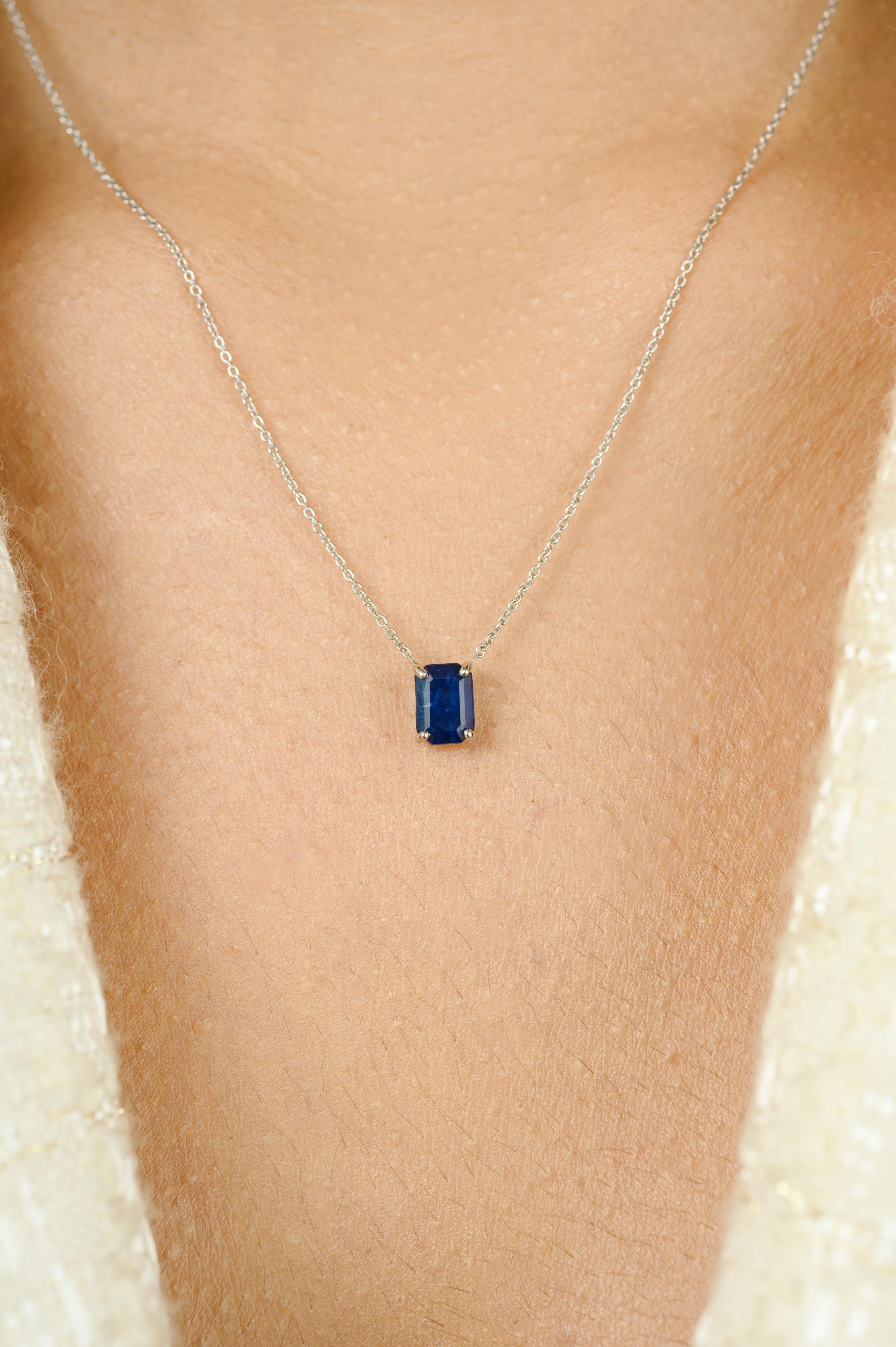 Taille octogone Collier pendentif en or blanc massif 14K serti de saphirs bleus taillés en octogone en vente