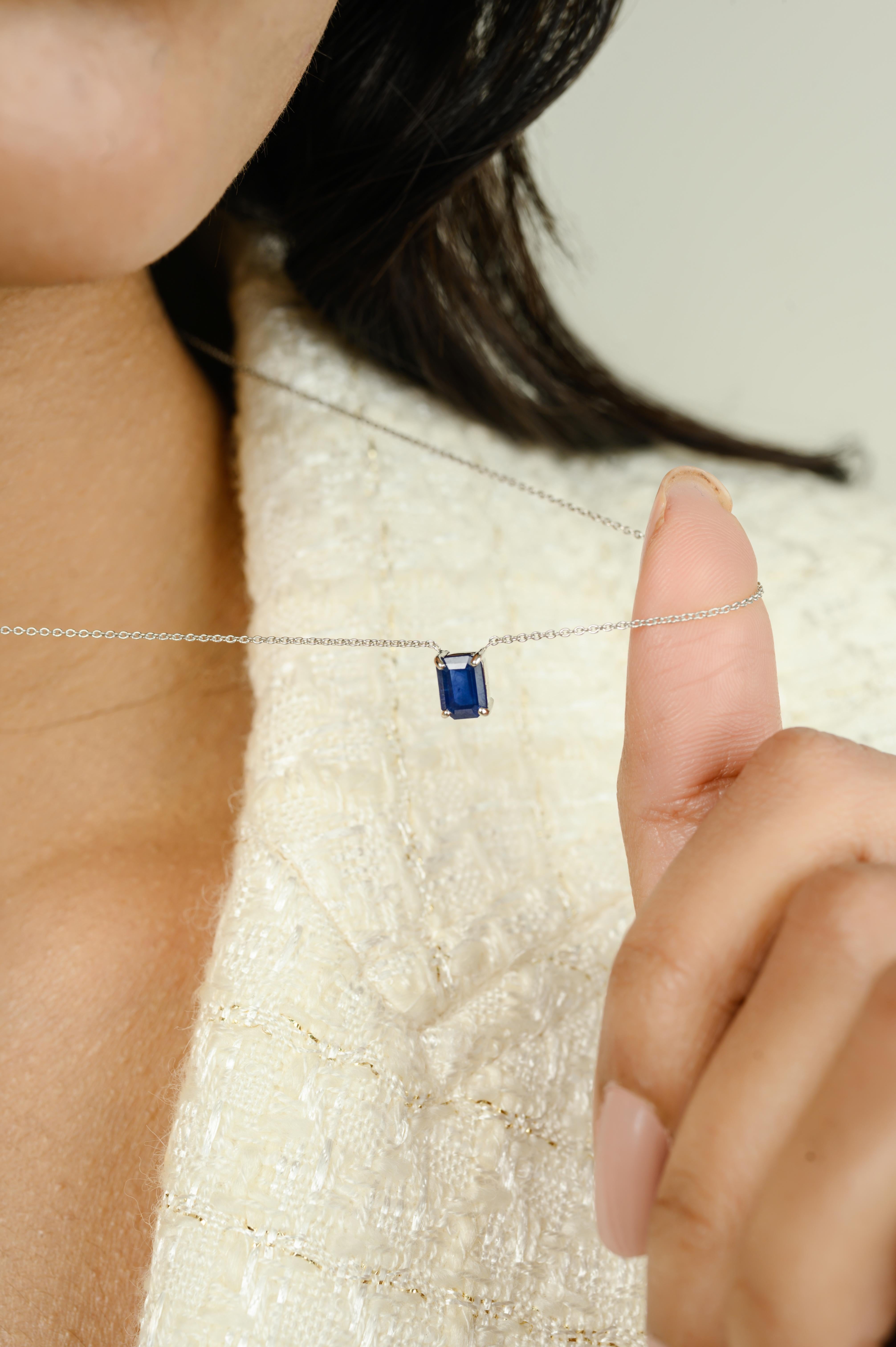 Collier pendentif en or blanc massif 14K serti de saphirs bleus taillés en octogone Pour femmes en vente