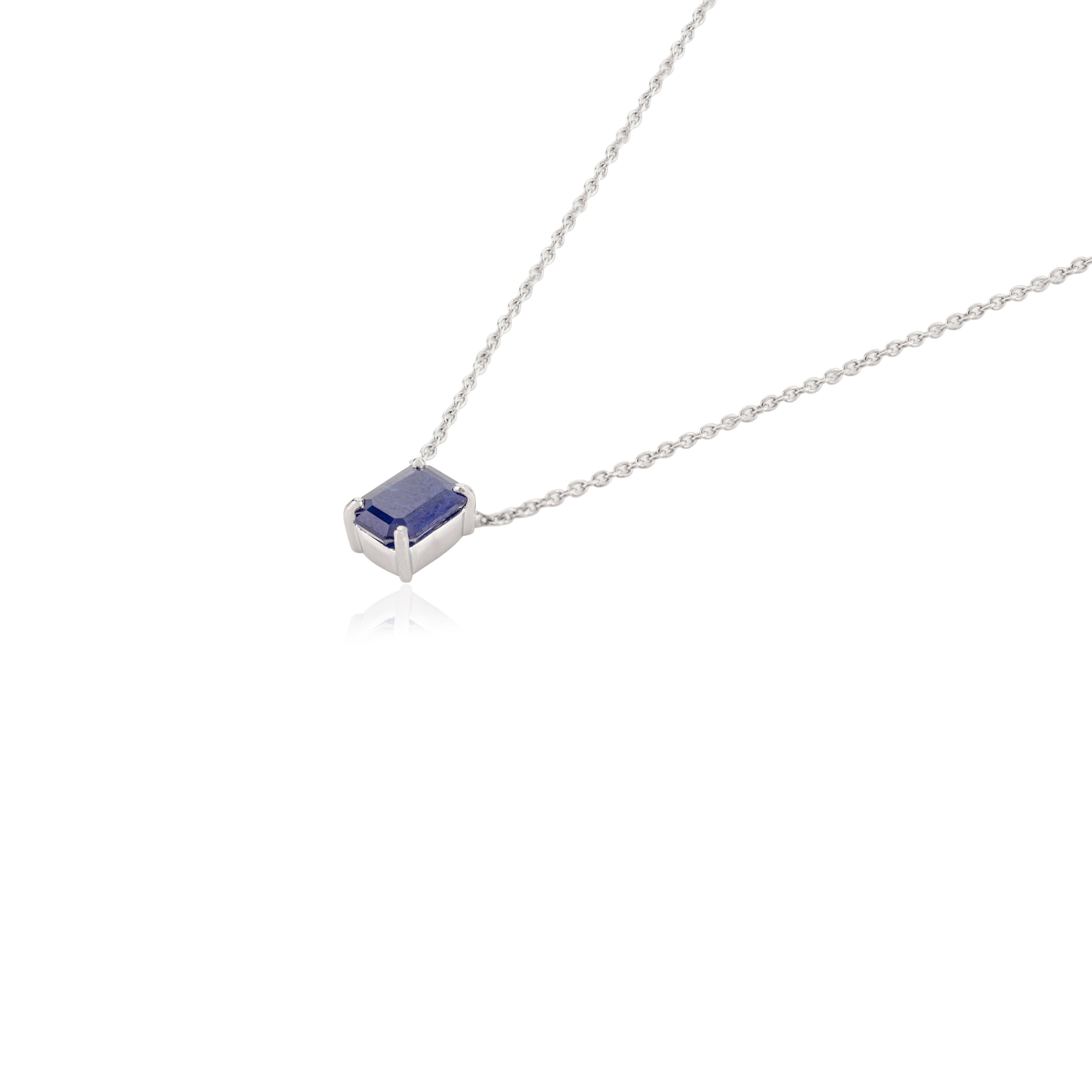 Collier pendentif en or blanc massif 14K serti de saphirs bleus taillés en octogone en vente 1
