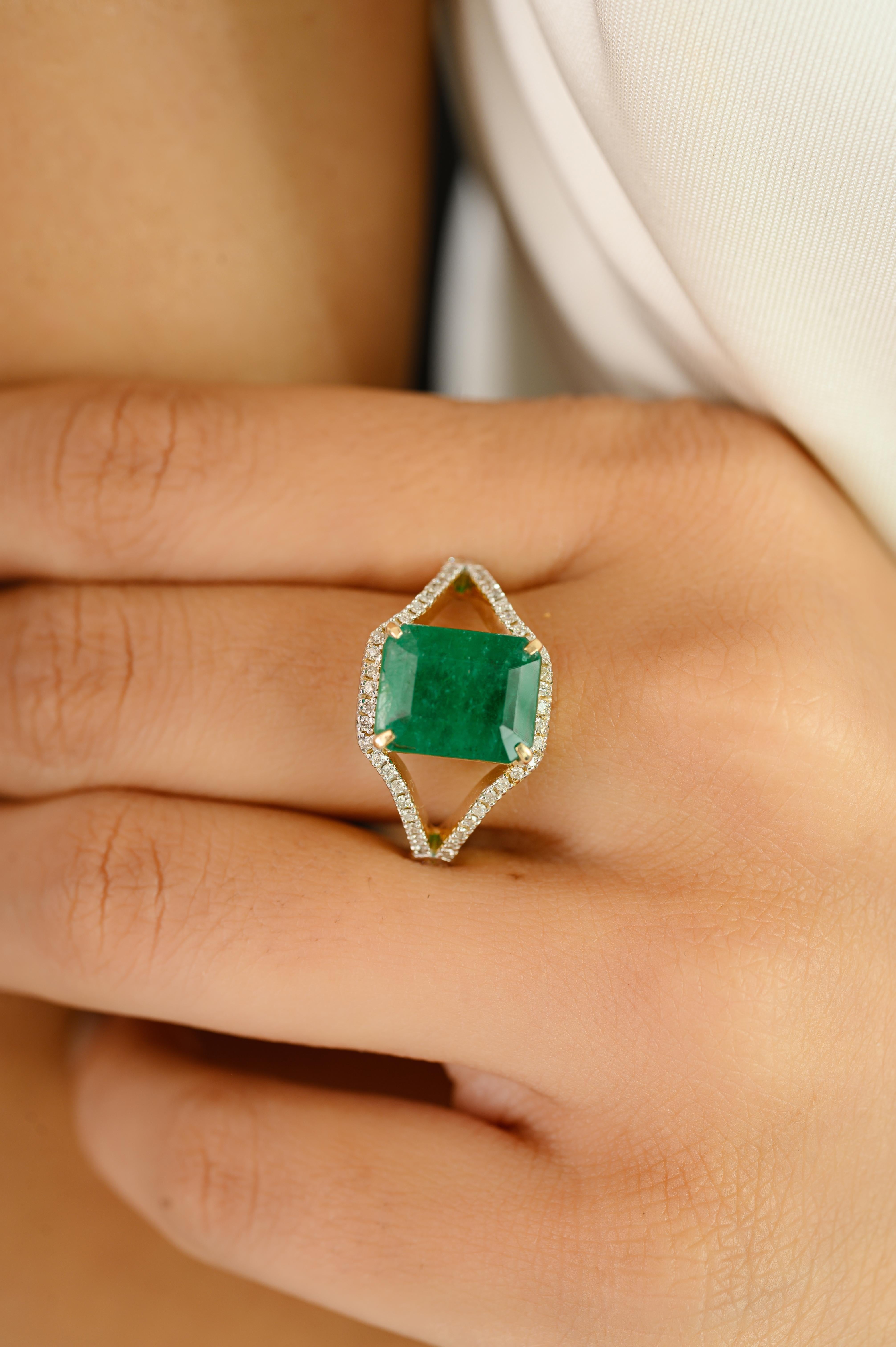 in vendita:  Anello con gambo spaccato in oro giallo 14k con smeraldo taglio ottagono e diamanti