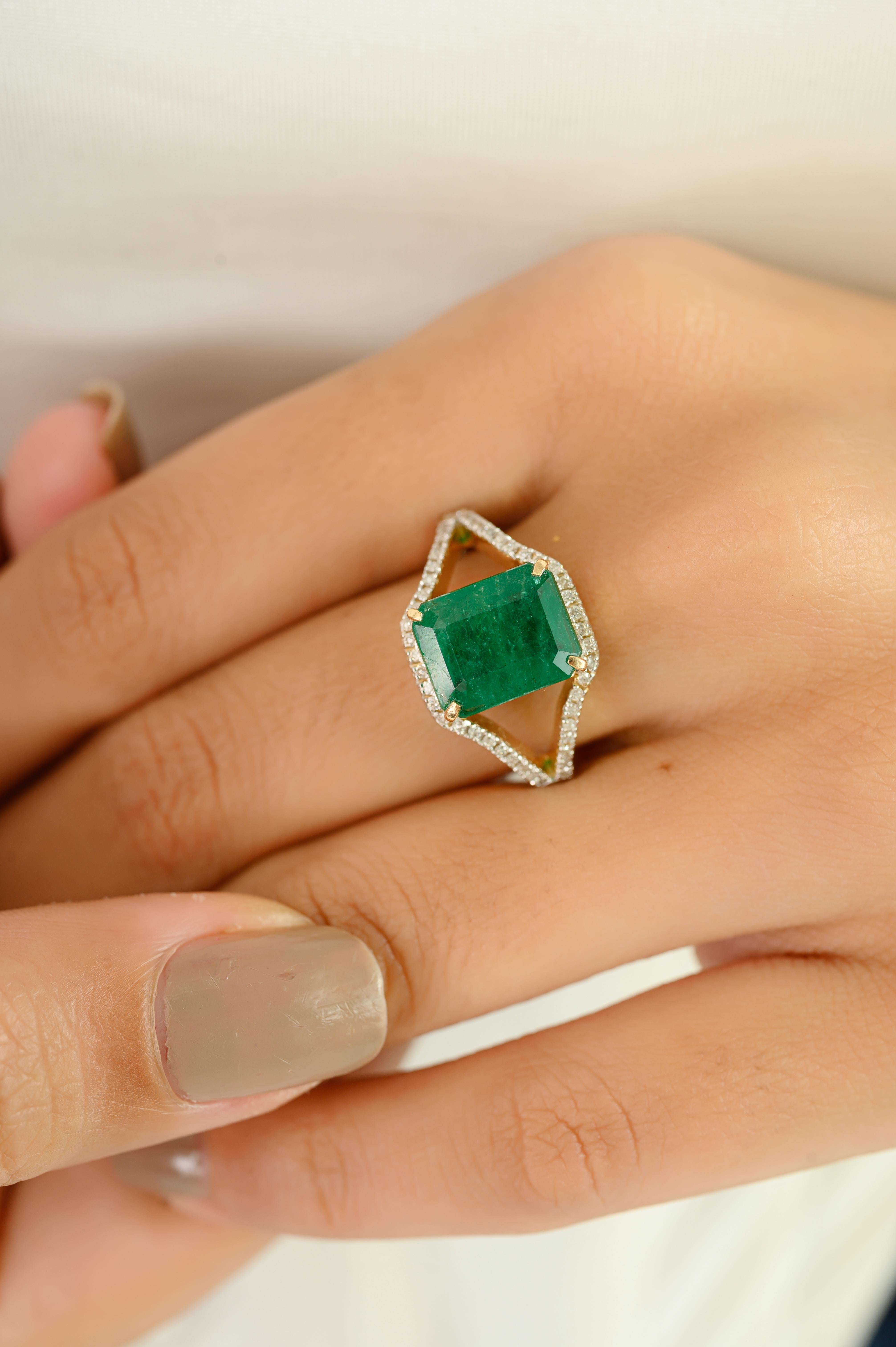 in vendita:  Anello con gambo spaccato in oro giallo 14k con smeraldo taglio ottagono e diamanti