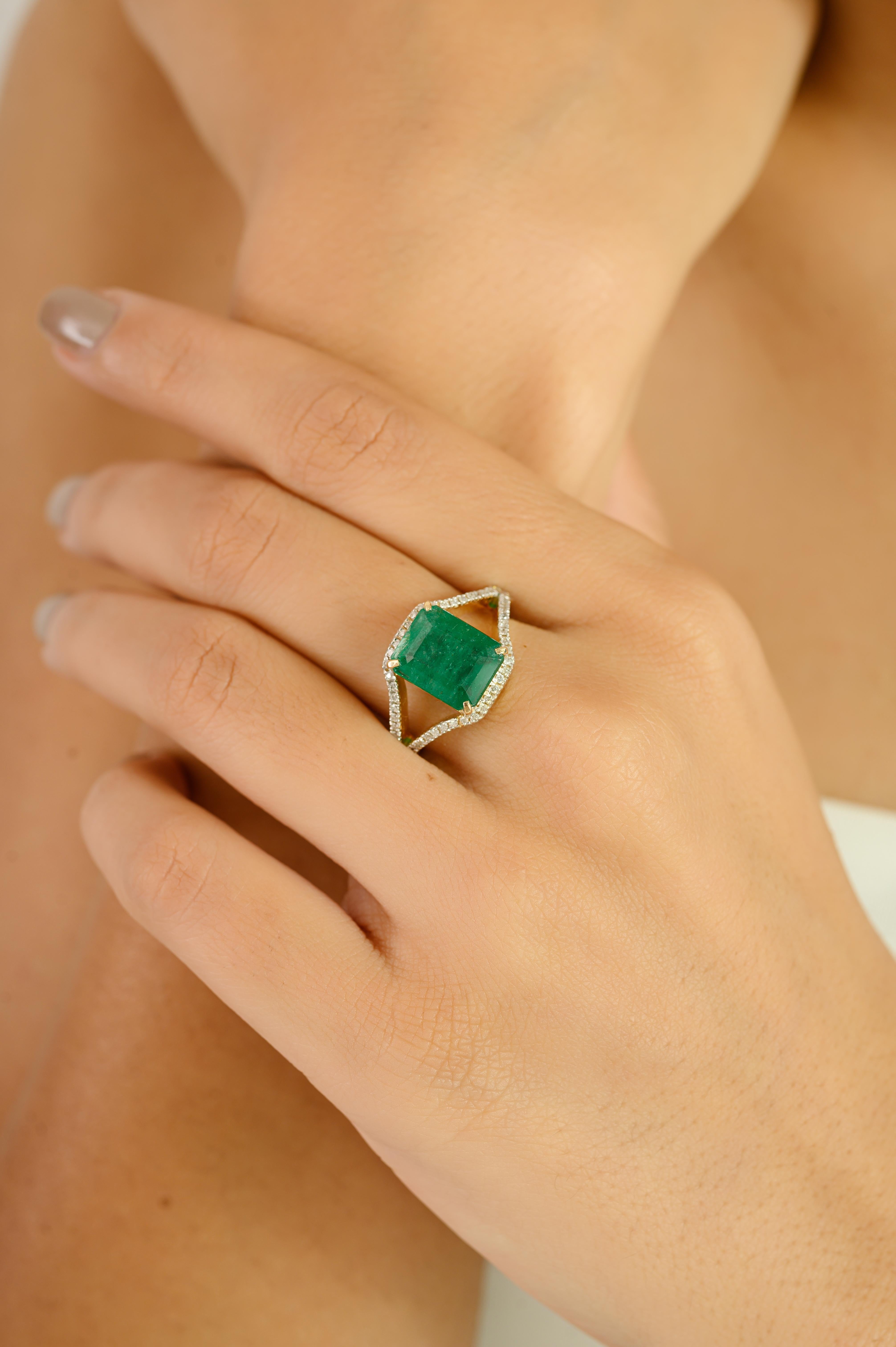 in vendita:  Anello con gambo spaccato in oro giallo 14k con smeraldo taglio ottagono e diamanti