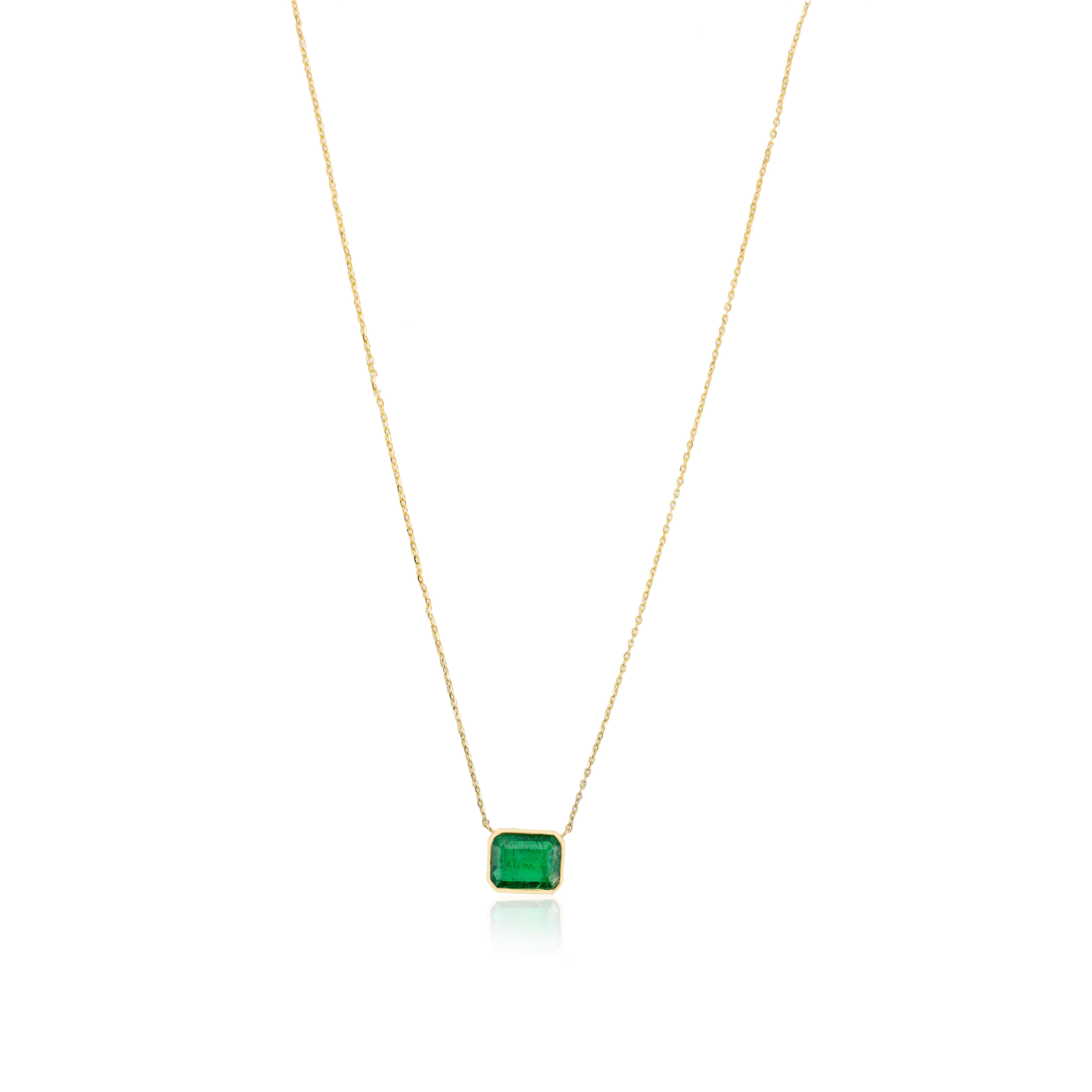 Collier de chaîne en or jaune massif 14k avec émeraude de taille octogonale en vente 1