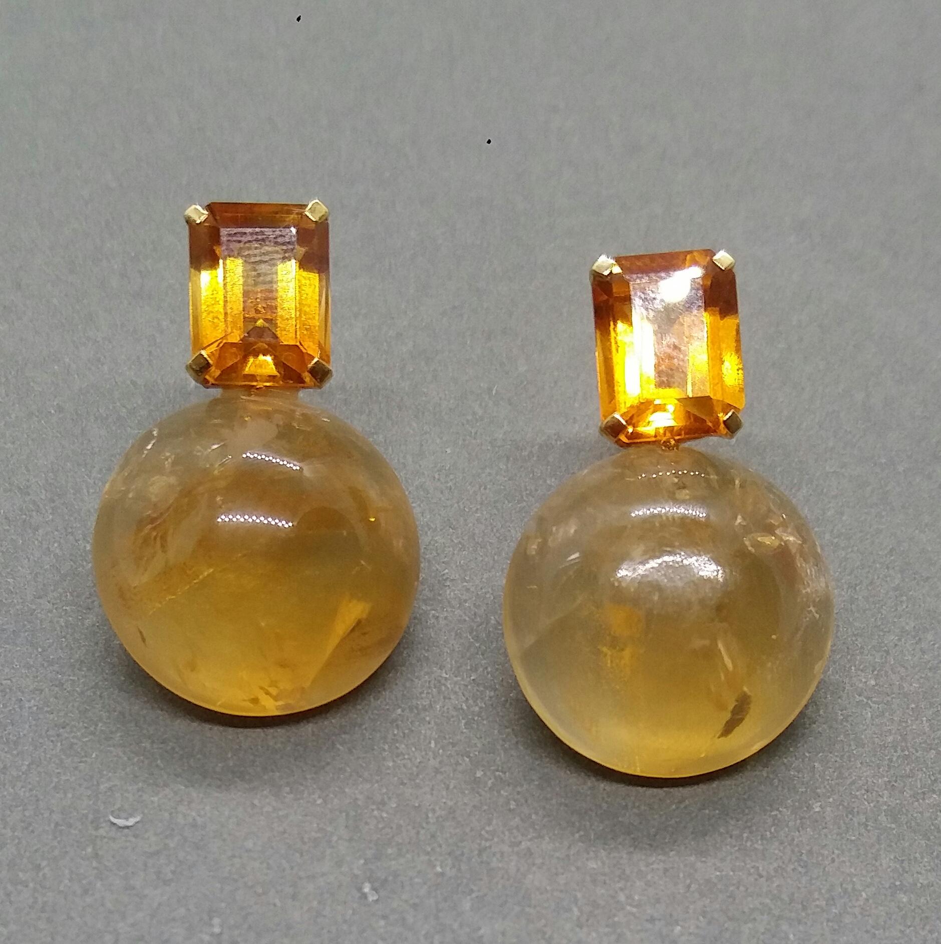 Ces boucles d'oreilles simples mais élégantes et uniques sont composées de 2 citrines Cognac de forme octogonale facettée serties dans de l'or jaune au sommet desquelles sont suspendus 2 boutons ronds de citrine dorée.  diamètre de 17 mm

En 1978,