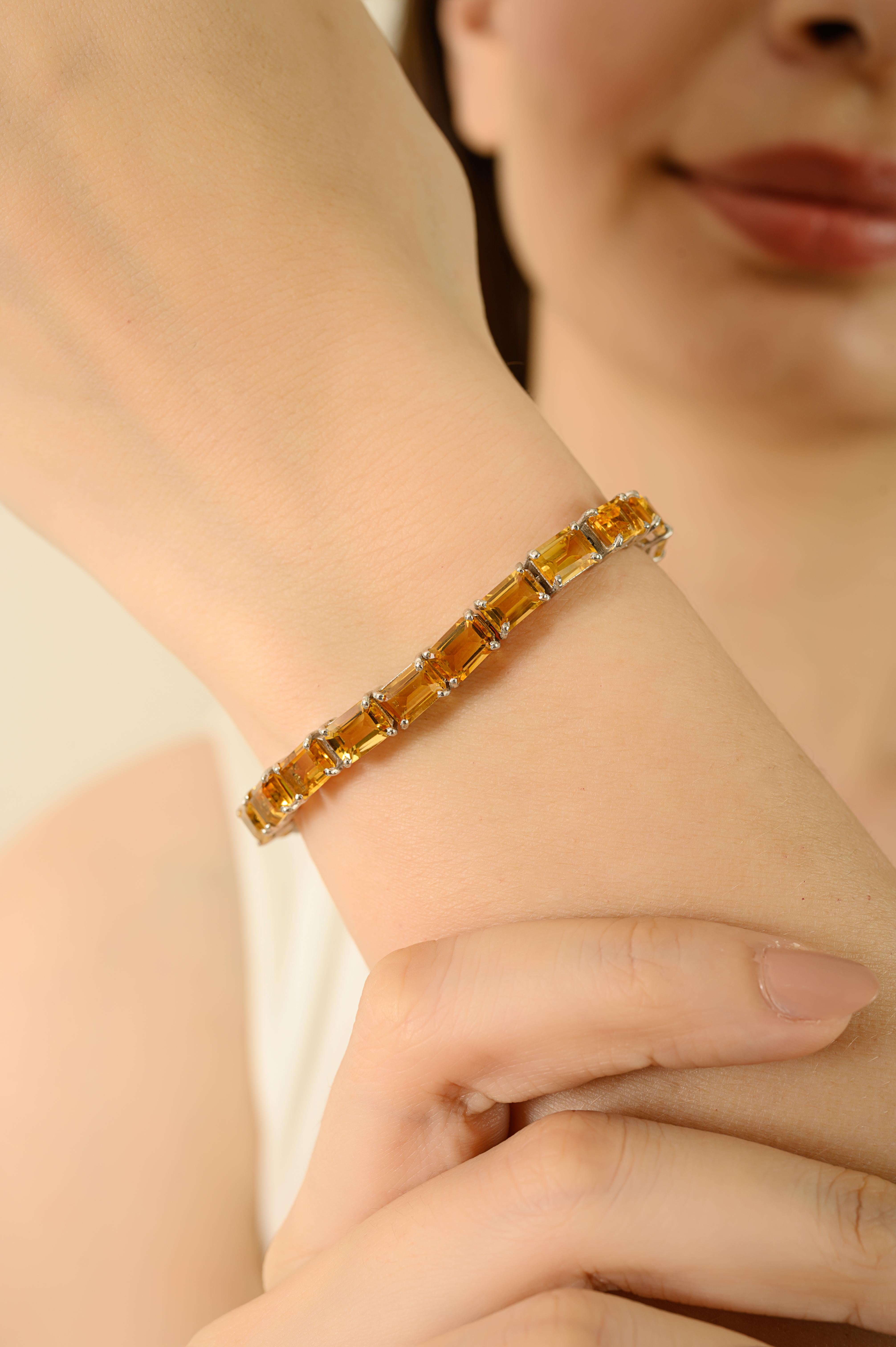 Esta radiante pulsera tenis hecha a mano presenta una serie de gemas naturales de citrino vibrante de talla octogonal, elaboradas en plata de ley 925. Cada gema mide 7x5 mm. Con un peso total de gemas de 25,8 quilates, esta pulsera ofrece un aspecto
