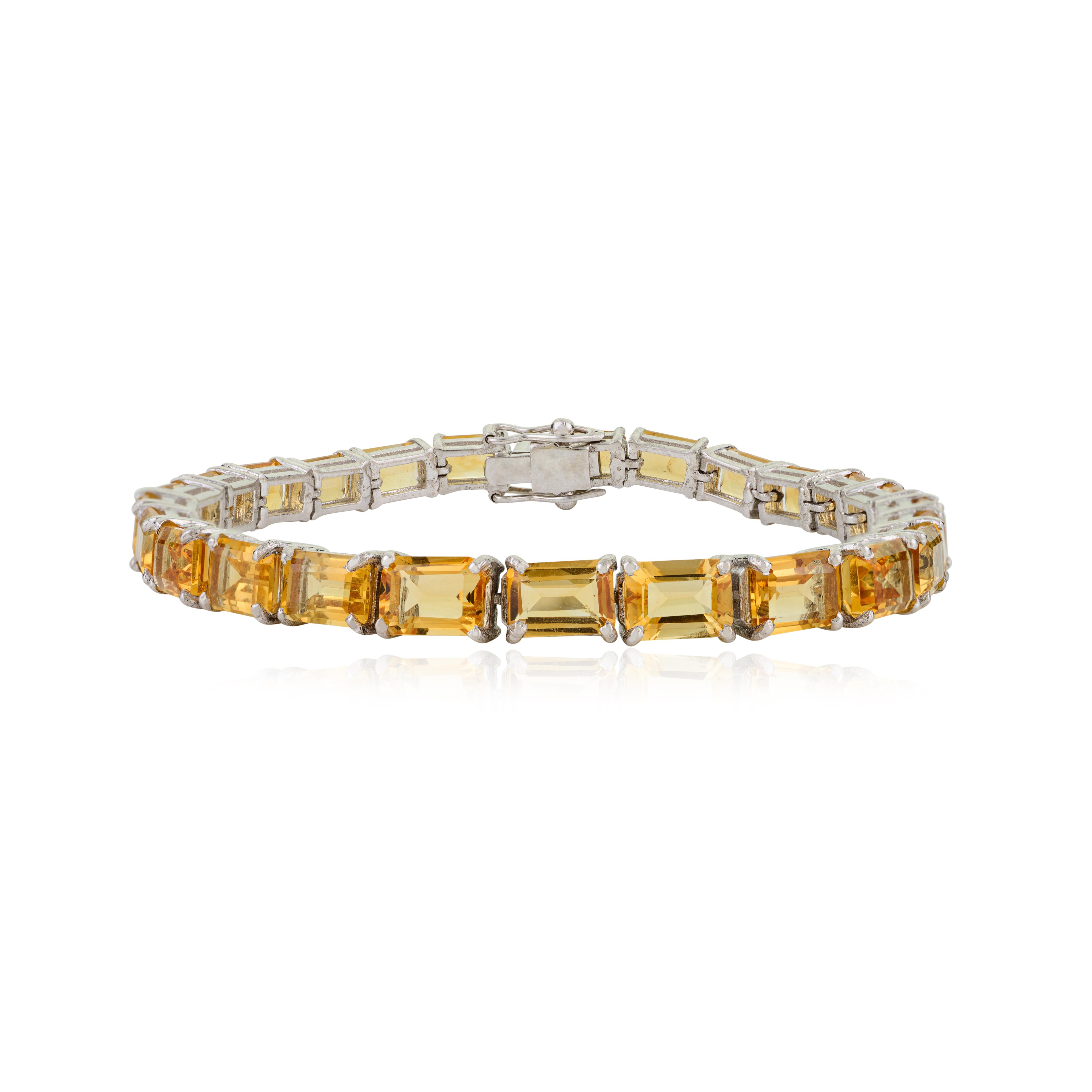 Dieses strahlende, handgefertigte Tennisarmband besteht aus einer Reihe von Zitrin-Edelsteinen im Achteckschliff, die in 925er Sterlingsilber gefertigt sind. Jeder Edelstein misst 7x5 mm. Mit einem Gesamtgewicht von 25,8 Karat bietet dieses Armband