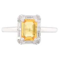 Anillo de oro blanco de 14k con zafiro amarillo talla octógono y halo de diamantes