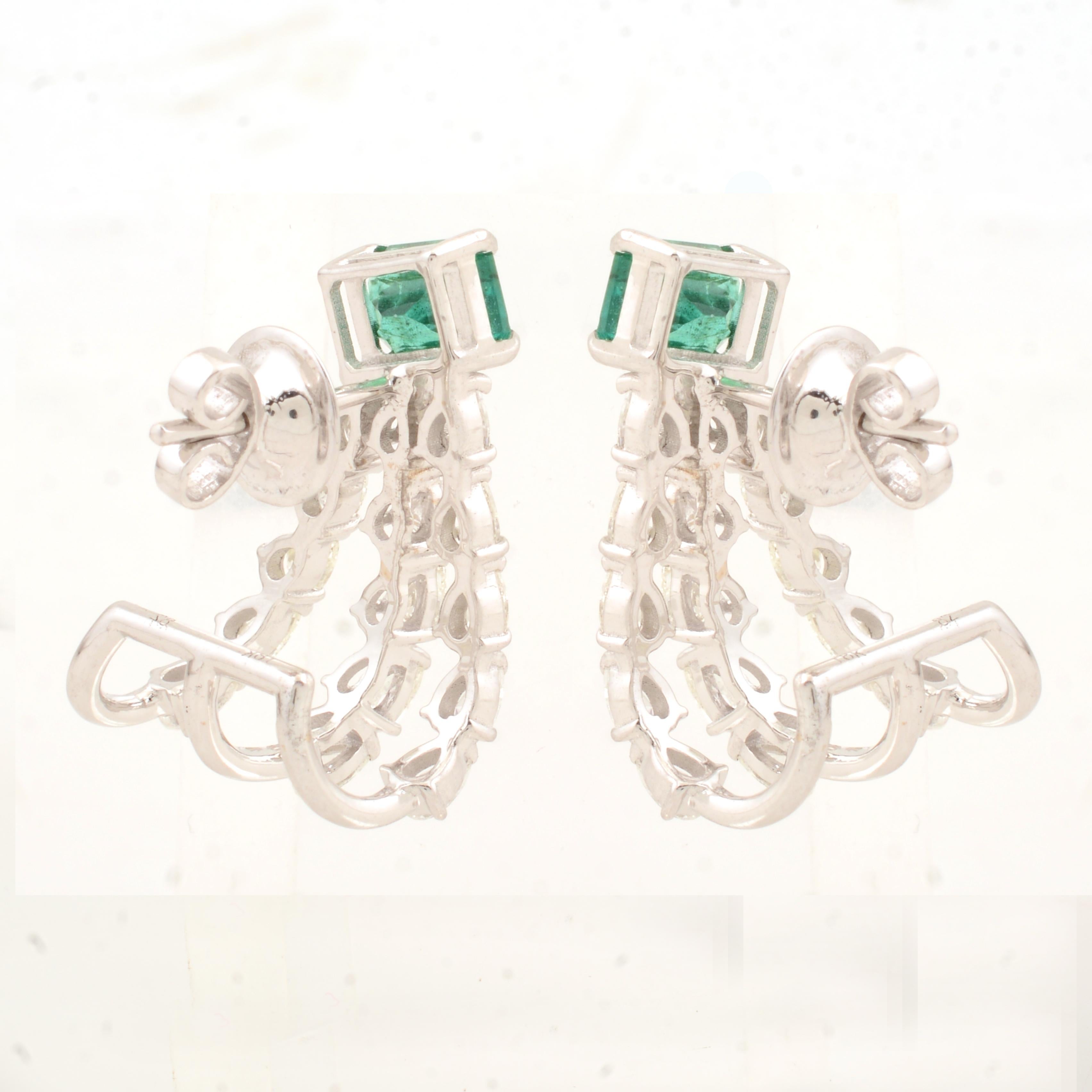 Boucles d'oreilles Huggie en or blanc 14K avec émeraude zambienne taillée en octogone et diamant en vente 1