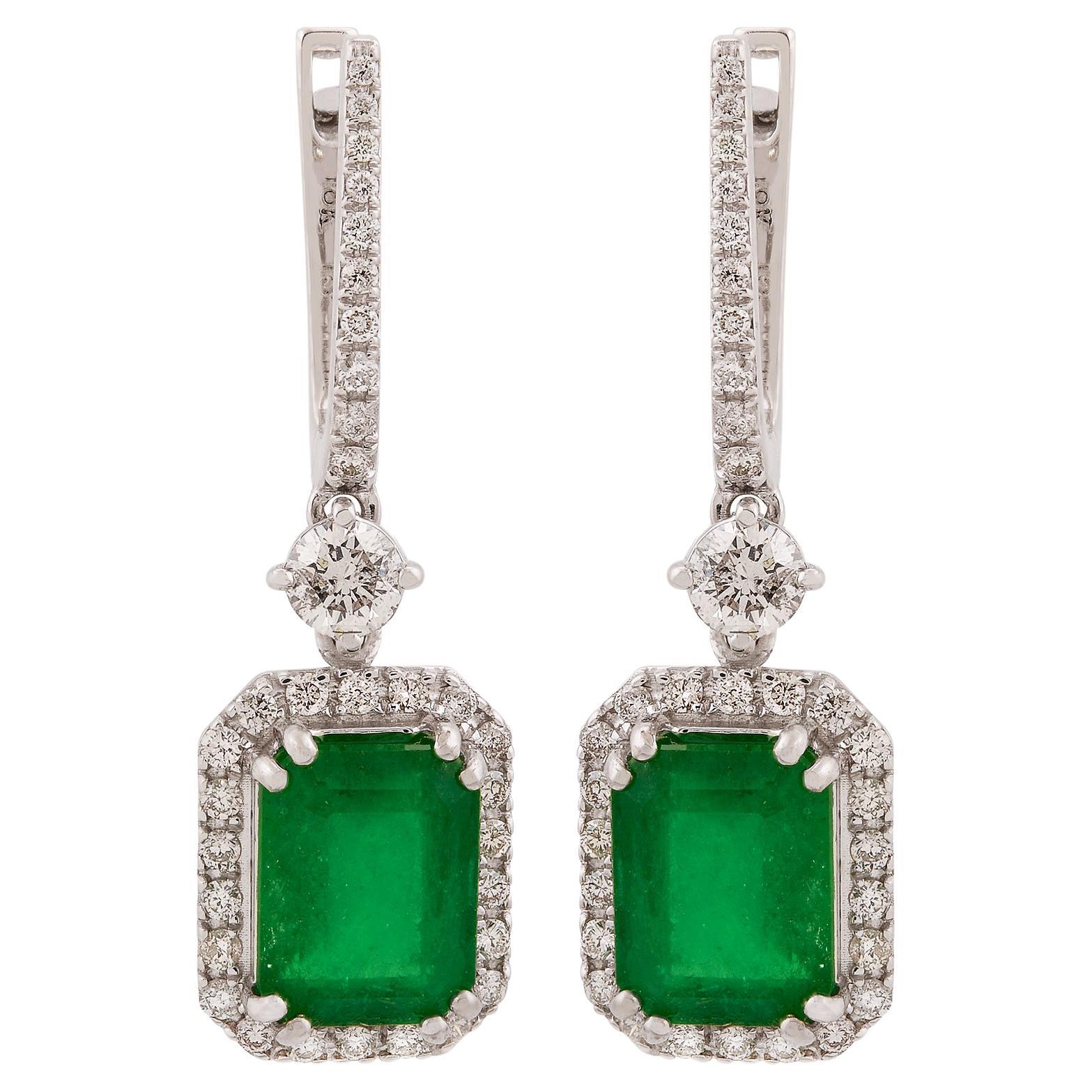 Oktagon Schliff Sambia Smaragd Halo Diamant baumeln Hochzeit Ohrringe 18k Weißgold (Art déco) im Angebot
