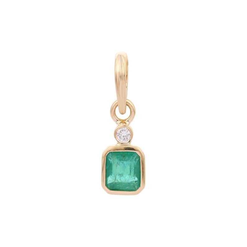 Octagon Emerald and Diamond Pendant in 18K Yellow Gold In New Condition For Sale In Houston, TX